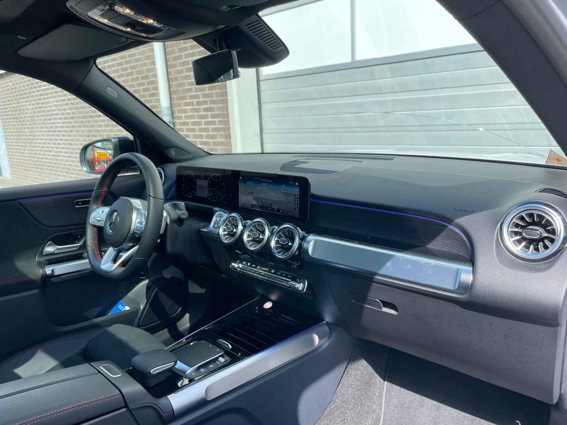 Mercedes-Benz GLB 180 AMG | Panoramadak | Adaptive onderstel | | Night Pakket | Panoramadak | Adaptief Onderstel met Verstelbare Demping | Apple CarPlay | Android Auto | Sierdelen Walnotenhout Zwart | Alarm | Stoelverwarming | Sfeerverlichting | Showmodel SALE - 3/13