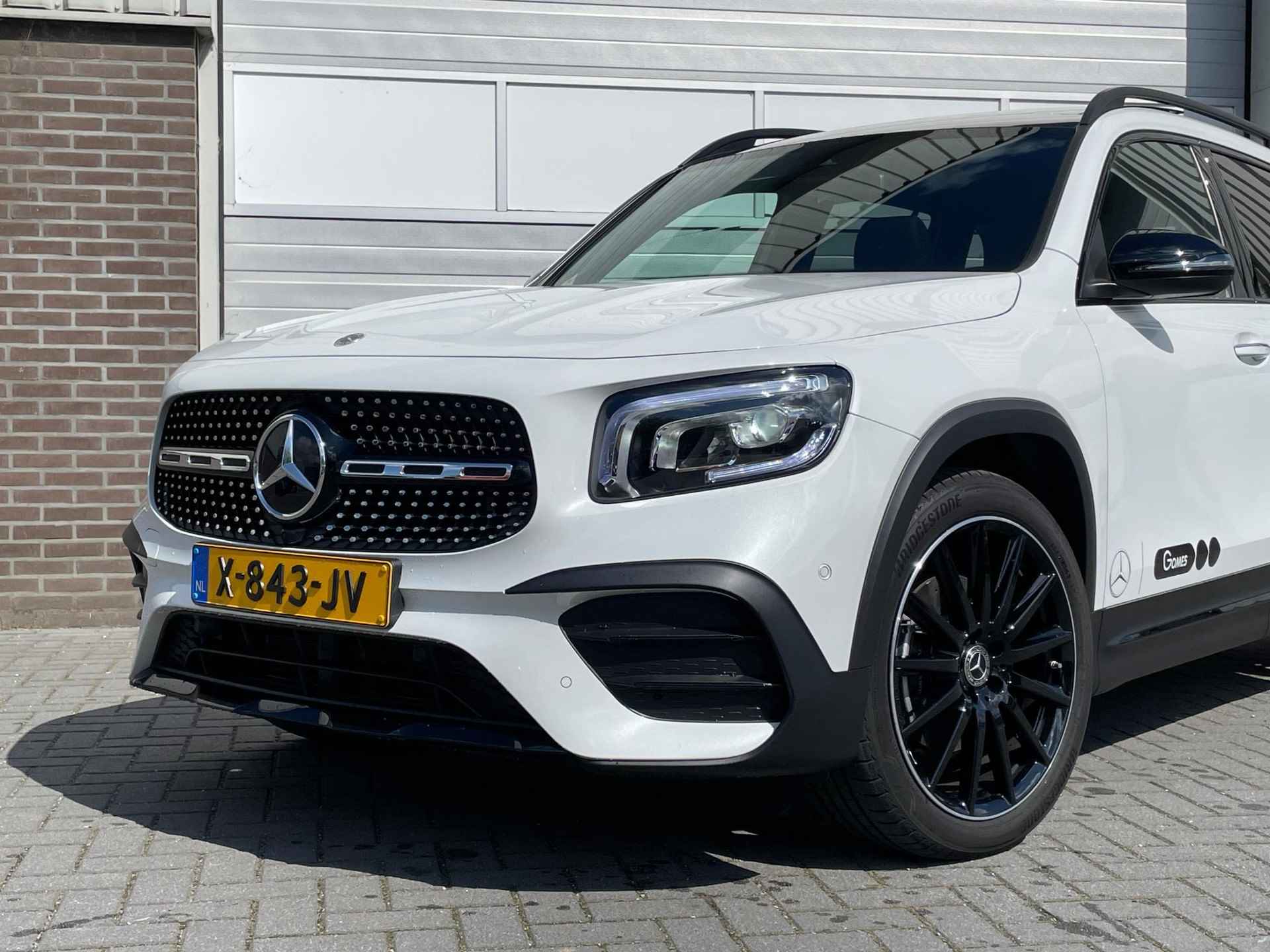 Mercedes-Benz GLB 180 AMG | Panoramadak | Adaptive onderstel | | Night Pakket | Panoramadak | Adaptief Onderstel met Verstelbare Demping | Apple CarPlay | Android Auto | Sierdelen Walnotenhout Zwart | Alarm | Stoelverwarming | Sfeerverlichting | Showmodel SALE - 5/13