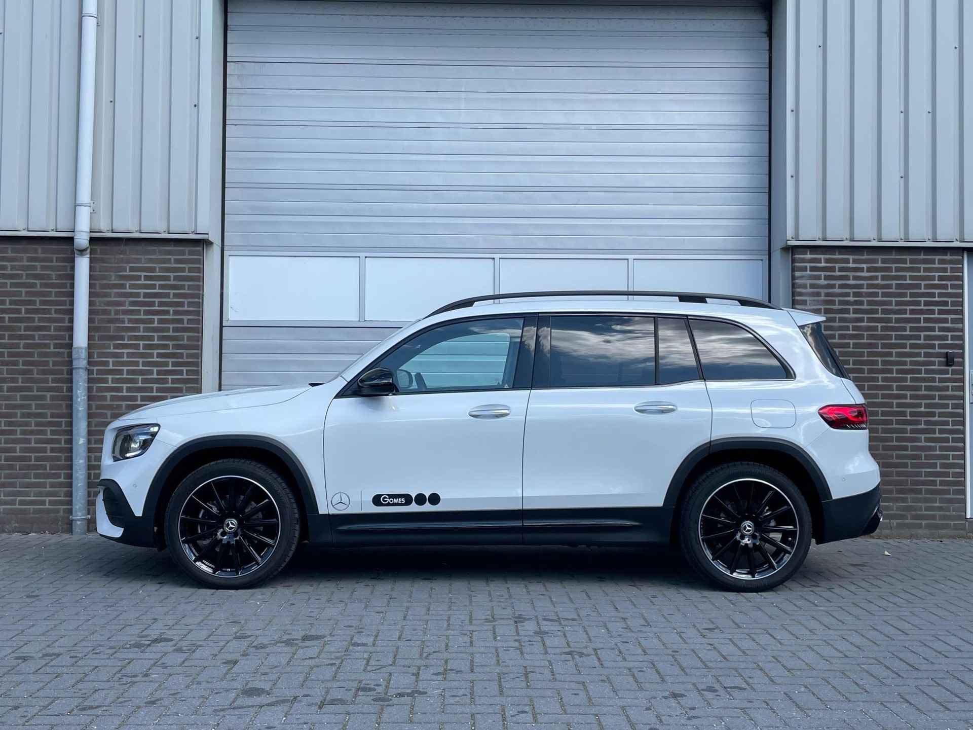 Mercedes-Benz GLB 180 AMG | Panoramadak | Adaptive onderstel | | Night Pakket | Panoramadak | Adaptief Onderstel met Verstelbare Demping | Apple CarPlay | Android Auto | Sierdelen Walnotenhout Zwart | Alarm | Stoelverwarming | Sfeerverlichting | Showmodel SALE - 6/13