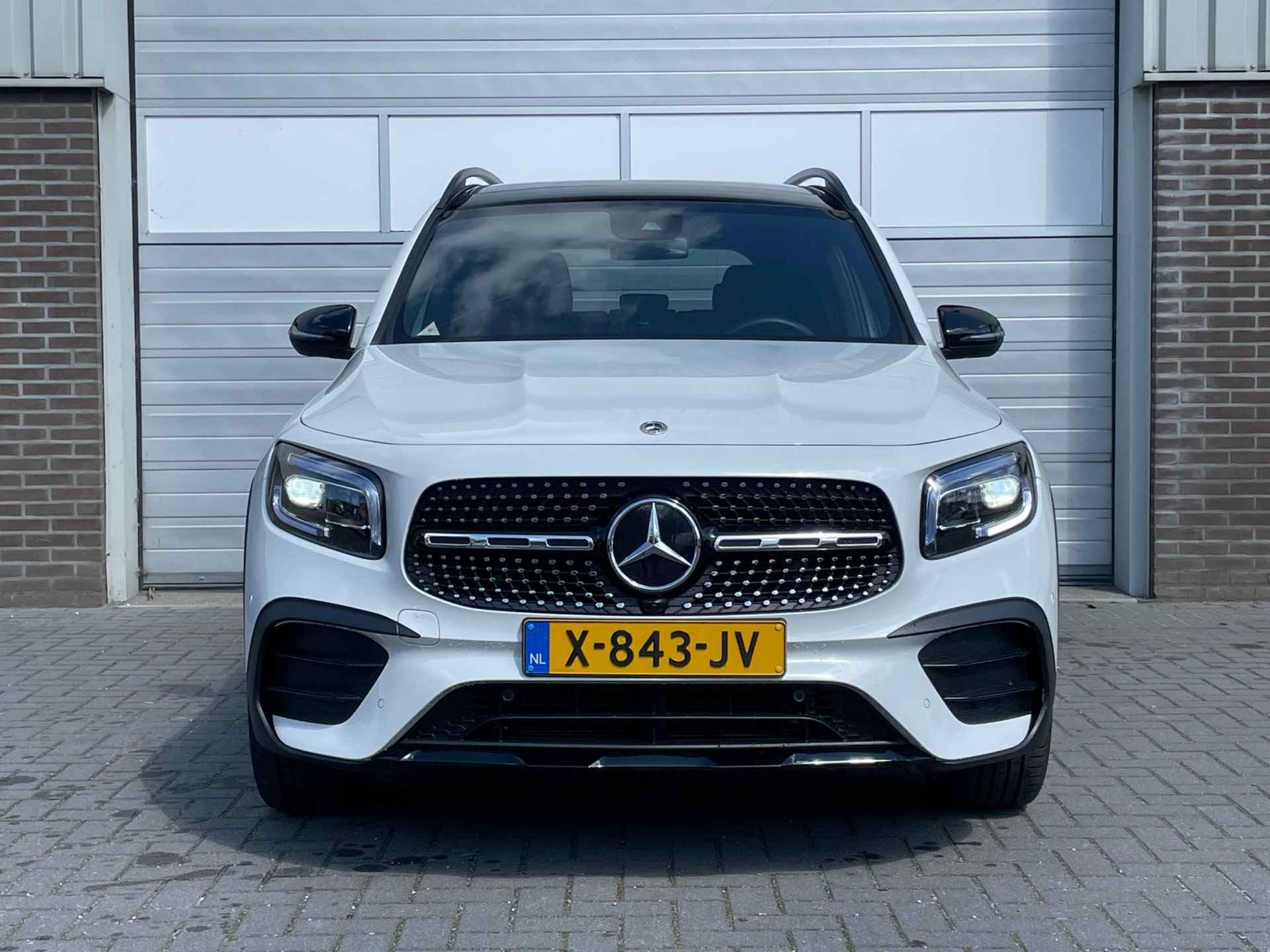 Mercedes-Benz GLB 180 AMG | Panoramadak | Adaptive onderstel | | Night Pakket | Panoramadak | Adaptief Onderstel met Verstelbare Demping | Apple CarPlay | Android Auto | Sierdelen Walnotenhout Zwart | Alarm | Stoelverwarming | Sfeerverlichting | Showmodel SALE - 7/13