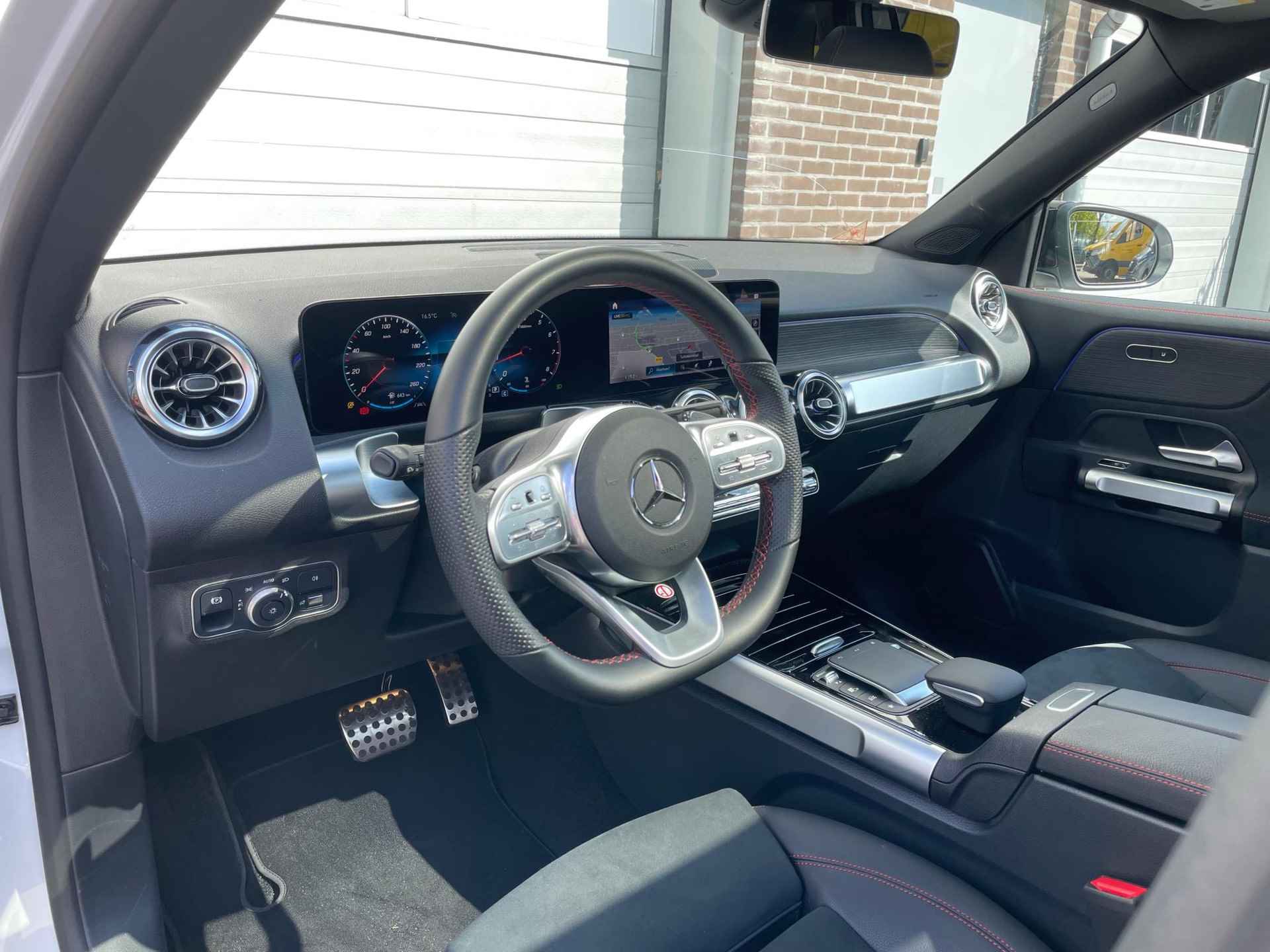 Mercedes-Benz GLB 180 AMG | Panoramadak | Adaptive onderstel | | Night Pakket | Panoramadak | Adaptief Onderstel met Verstelbare Demping | Apple CarPlay | Android Auto | Sierdelen Walnotenhout Zwart | Alarm | Stoelverwarming | Sfeerverlichting | Showmodel SALE - 9/13