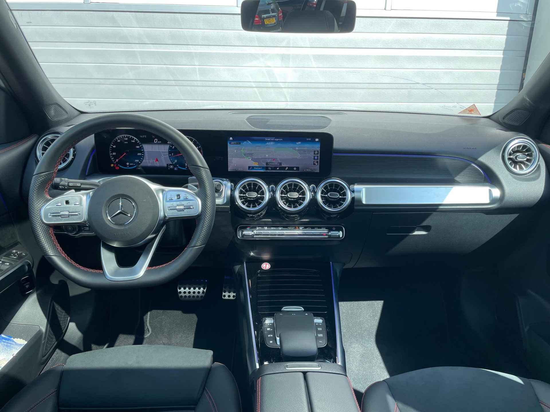 Mercedes-Benz GLB 180 AMG | Panoramadak | Adaptive onderstel | | Night Pakket | Panoramadak | Adaptief Onderstel met Verstelbare Demping | Apple CarPlay | Android Auto | Sierdelen Walnotenhout Zwart | Alarm | Stoelverwarming | Sfeerverlichting | Showmodel SALE - 10/13