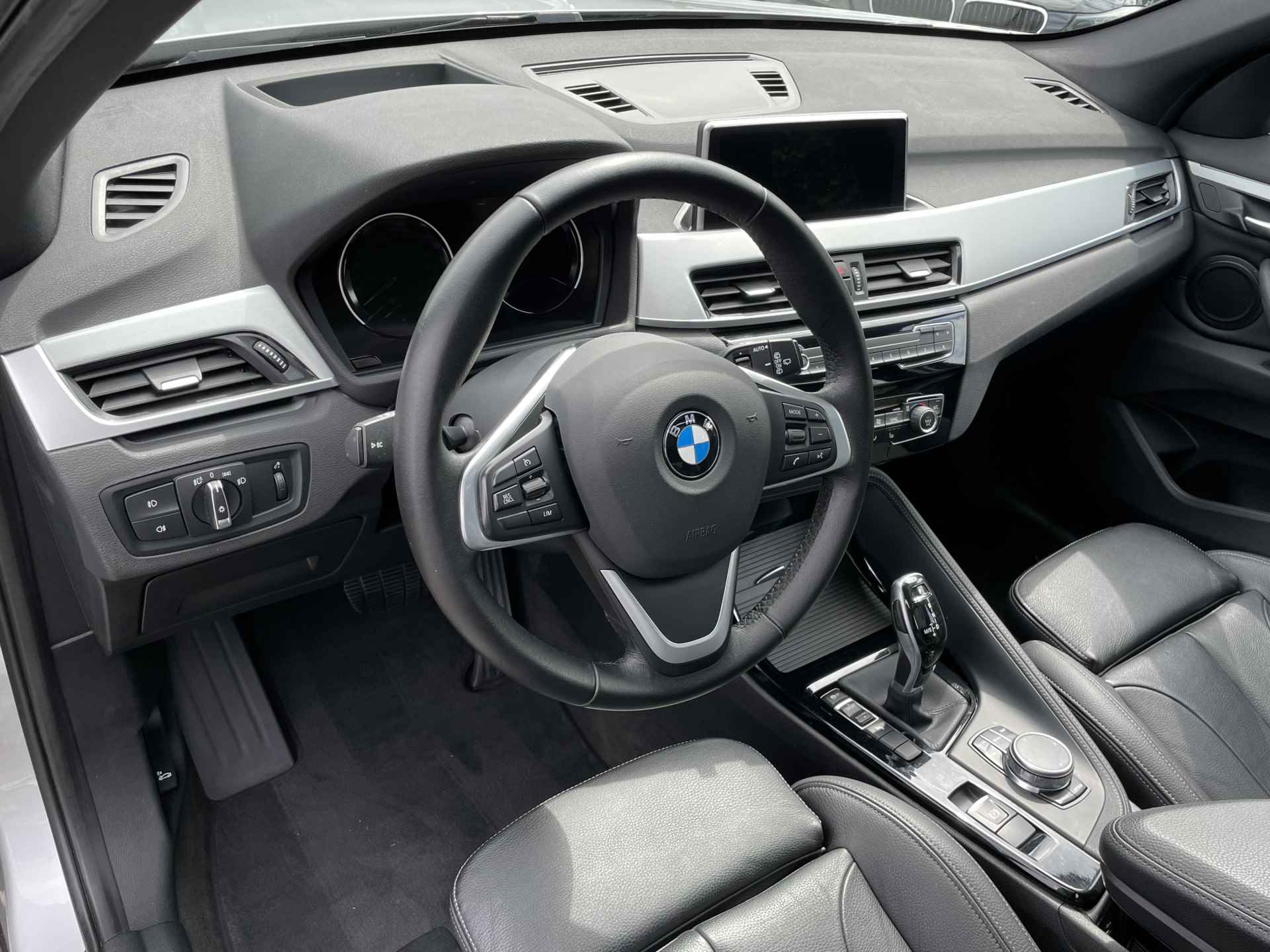 BMW X1 sDrive20i High Exe | xLine | Leder | 18'' | Panorama | Head-Up | Navi. Plus - 9/31