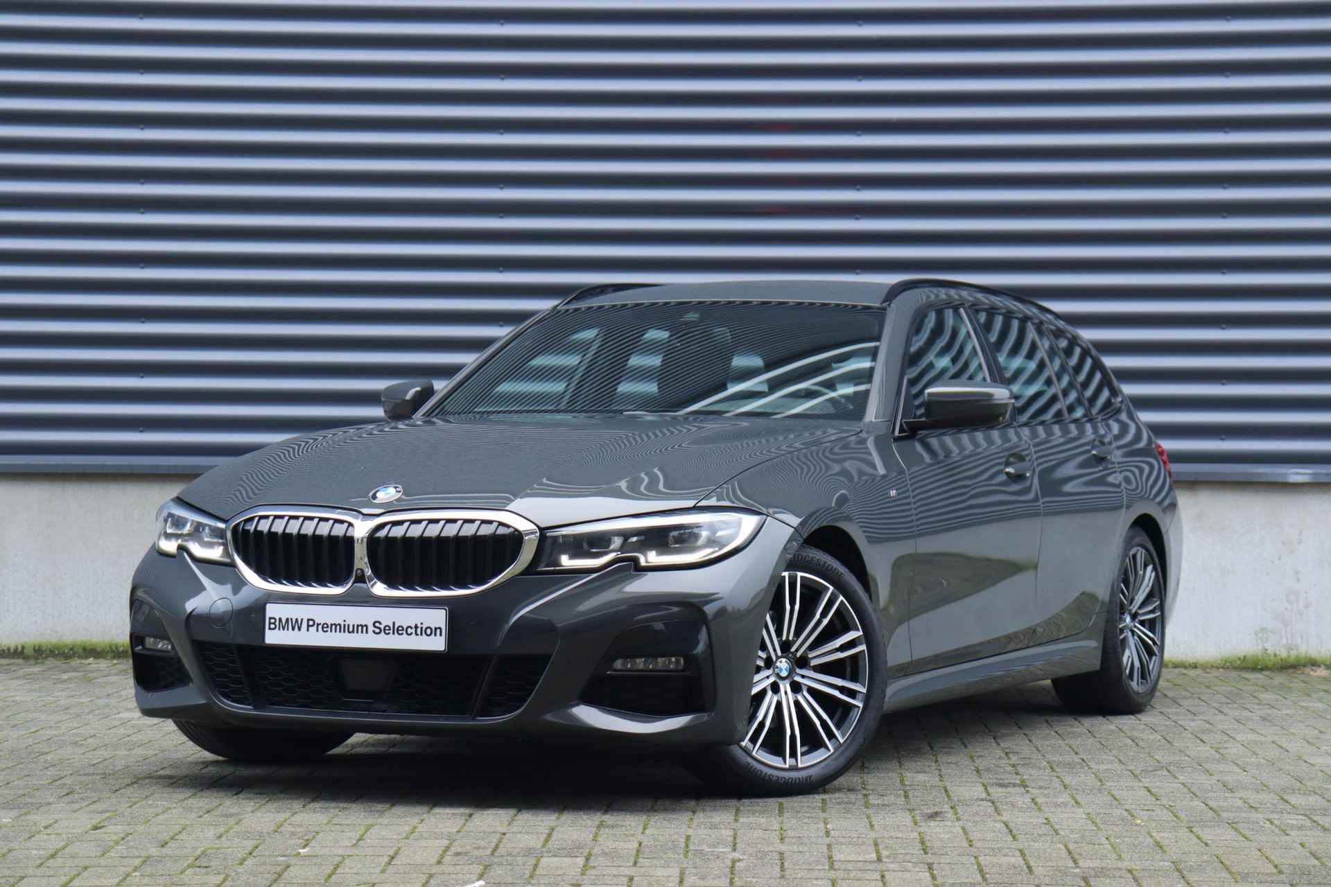 BMW 3-serie Touring 320d | High Executive | M Sportpakket | Trekhaak | Adaptive Cruise Control | Harman Kardon | Parking Assistant Plus | Driving Assistant | 18'' LMV - 40/40