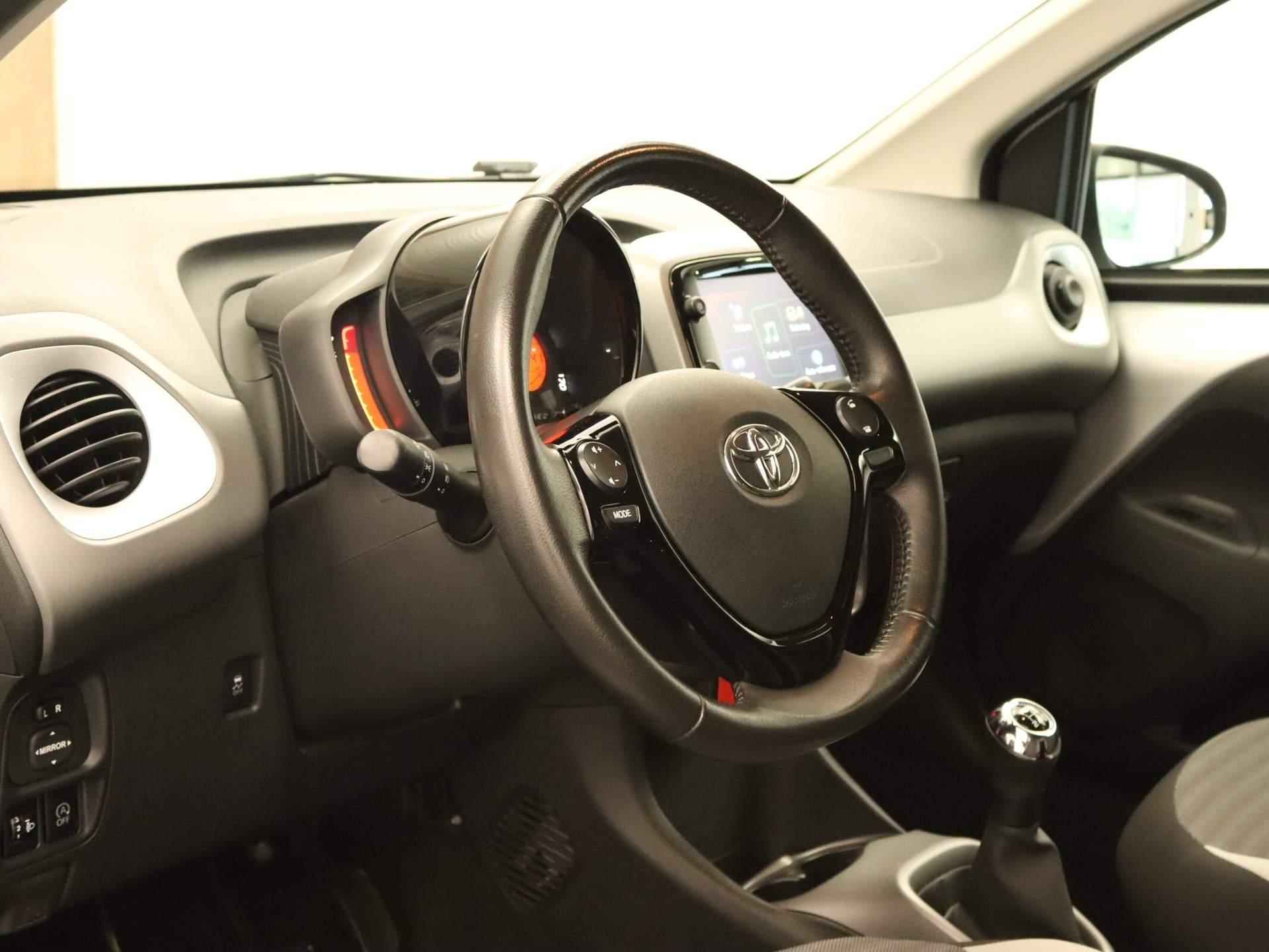 Toyota Aygo 1.0 VVT-i X-Cite - ORIGINEEL NEDERLANDSE AUTO - APPLE CARPLAY - CLIMATE CONTROL - 15 INCH LICHT METALEN VELGEN - ACHTERUITRIJCAMERA - LEDEREN STUUR - SNELHEIDSBEGRENZER - DAB RADIO - 15/35