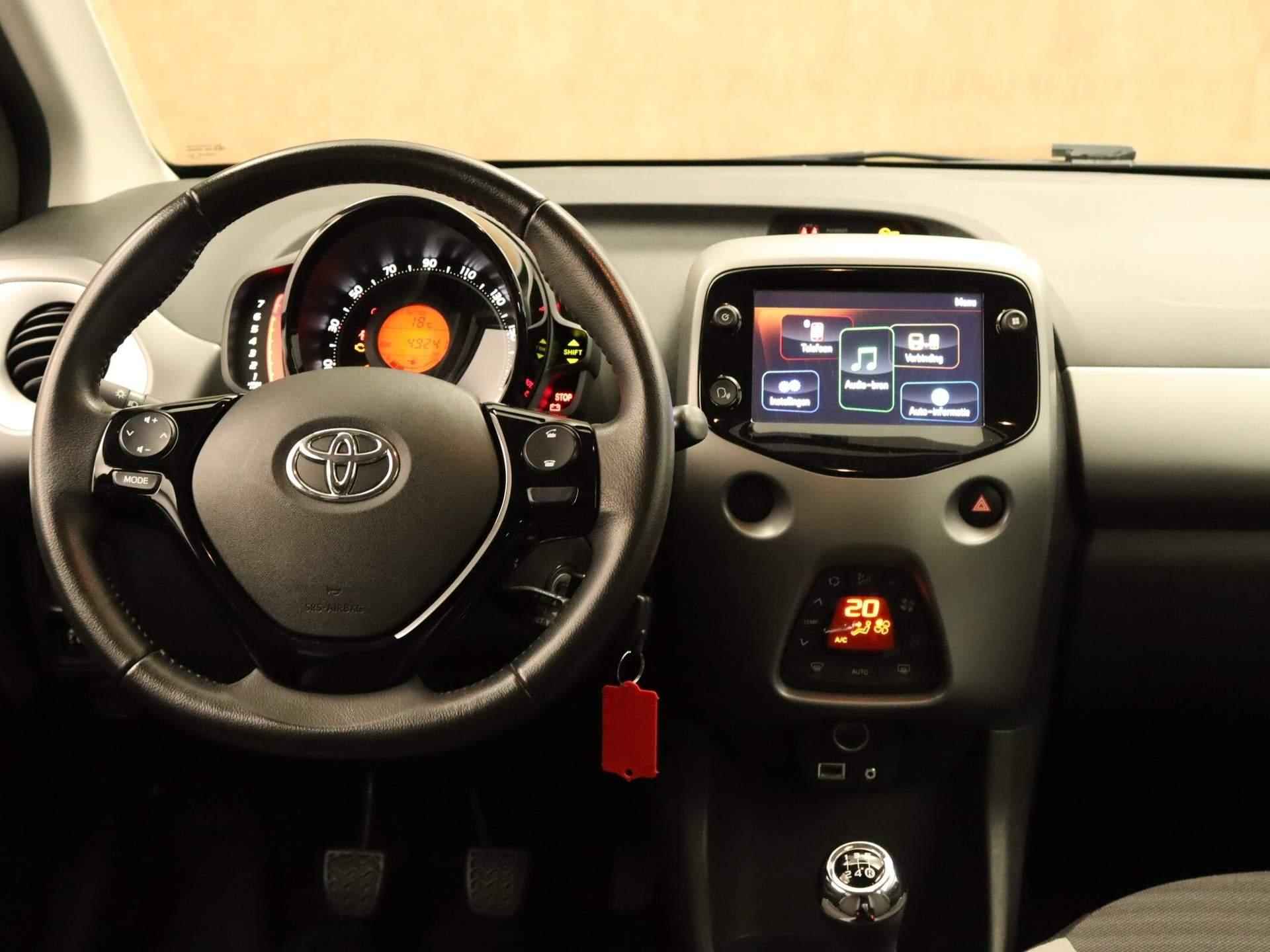 Toyota Aygo 1.0 VVT-i X-Cite - ORIGINEEL NEDERLANDSE AUTO - APPLE CARPLAY - CLIMATE CONTROL - 15 INCH LICHT METALEN VELGEN - ACHTERUITRIJCAMERA - LEDEREN STUUR - SNELHEIDSBEGRENZER - DAB RADIO - 16/35