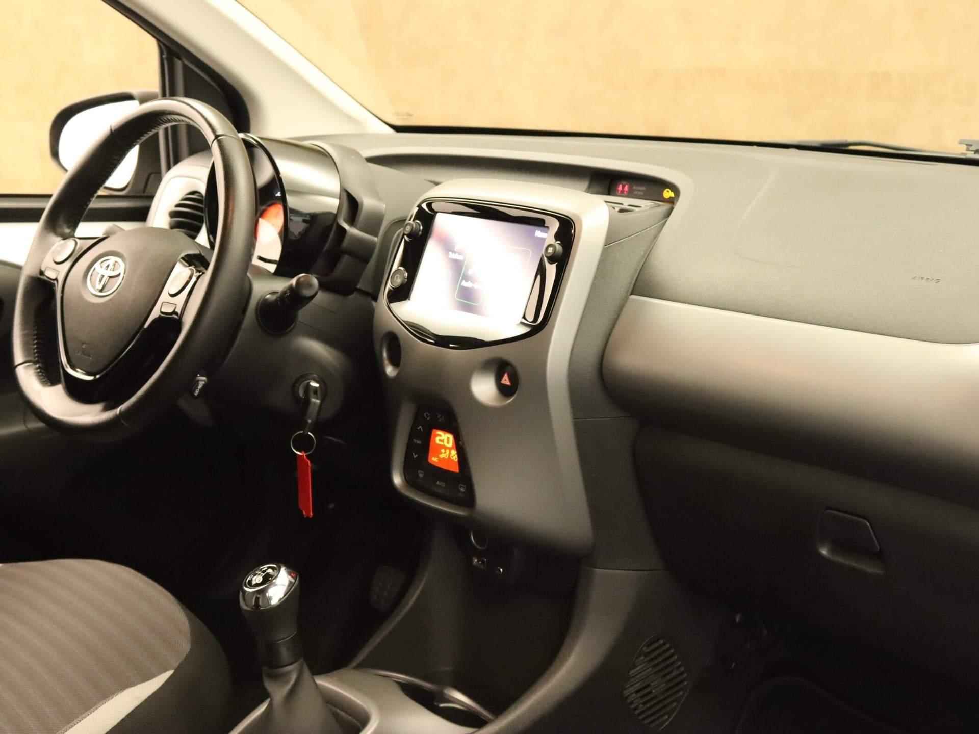 Toyota Aygo 1.0 VVT-i X-Cite - ORIGINEEL NEDERLANDSE AUTO - APPLE CARPLAY - CLIMATE CONTROL - 15 INCH LICHT METALEN VELGEN - ACHTERUITRIJCAMERA - LEDEREN STUUR - SNELHEIDSBEGRENZER - DAB RADIO - 17/35