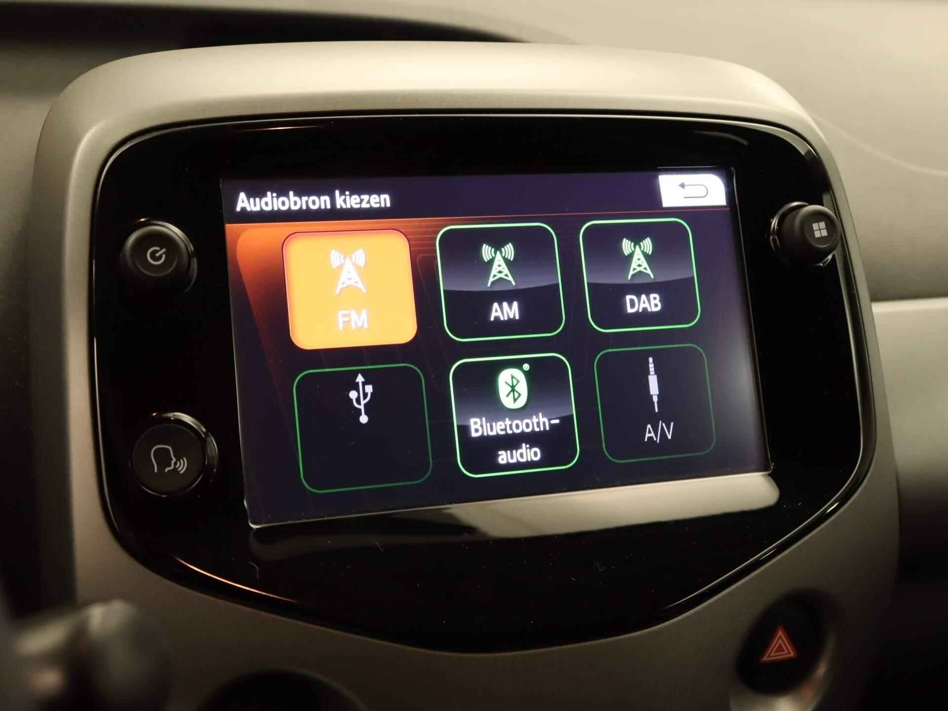 Toyota Aygo 1.0 VVT-i X-Cite - ORIGINEEL NEDERLANDSE AUTO - APPLE CARPLAY - CLIMATE CONTROL - 15 INCH LICHT METALEN VELGEN - ACHTERUITRIJCAMERA - LEDEREN STUUR - SNELHEIDSBEGRENZER - DAB RADIO - 28/35