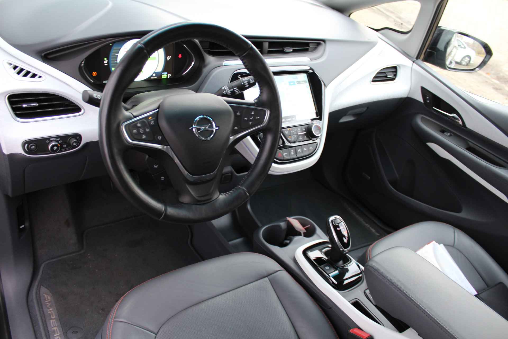 Opel Ampera-E Business executive 60 kWh 204pk | Incl. 1 jaar Garantie | Wegenbelastingvrij tot 2030 | DAB+ | BOSE | Cruise | Stoelverwarming Voor & achter | Apple Carplay | Parkeersensoren V+A | Lederen bekleding | Achteruitrijcamera | Keyless entry/start | Bluetooth | Lane Assist | Stuurverwarming | Dealer onderhouden | - 34/53