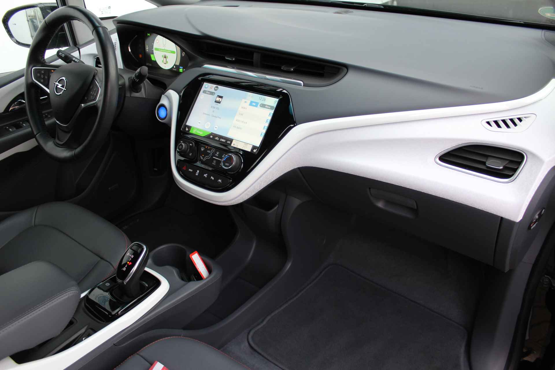 Opel Ampera-E Business executive 60 kWh 204pk | Incl. 1 jaar Garantie | Wegenbelastingvrij tot 2030 | DAB+ | BOSE | Cruise | Stoelverwarming Voor & achter | Apple Carplay | Parkeersensoren V+A | Lederen bekleding | Achteruitrijcamera | Keyless entry/start | Bluetooth | Lane Assist | Stuurverwarming | Dealer onderhouden | - 35/53