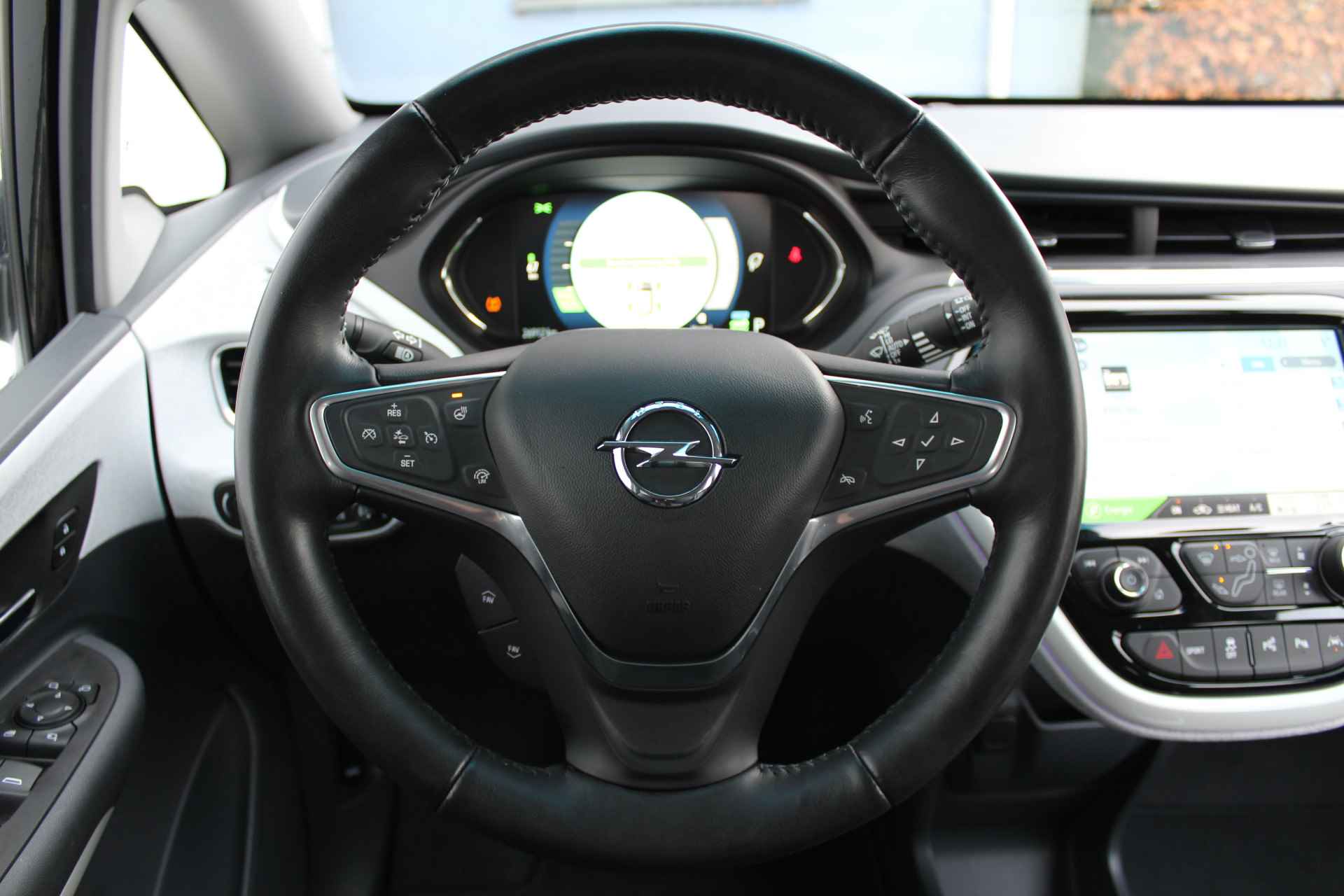 Opel Ampera-E Business executive 60 kWh 204pk | Incl. 1 jaar Garantie | Wegenbelastingvrij tot 2030 | DAB+ | BOSE | Cruise | Stoelverwarming Voor & achter | Apple Carplay | Parkeersensoren V+A | Lederen bekleding | Achteruitrijcamera | Keyless entry/start | Bluetooth | Lane Assist | Stuurverwarming | Dealer onderhouden | - 39/53