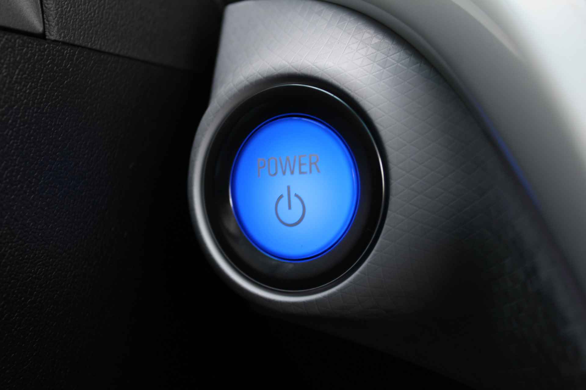 Opel Ampera-E Business executive 60 kWh 204pk | Incl. 1 jaar Garantie | Wegenbelastingvrij tot 2030 | DAB+ | BOSE | Cruise | Stoelverwarming Voor & achter | Apple Carplay | Parkeersensoren V+A | Lederen bekleding | Achteruitrijcamera | Keyless entry/start | Bluetooth | Lane Assist | Stuurverwarming | Dealer onderhouden | - 45/53