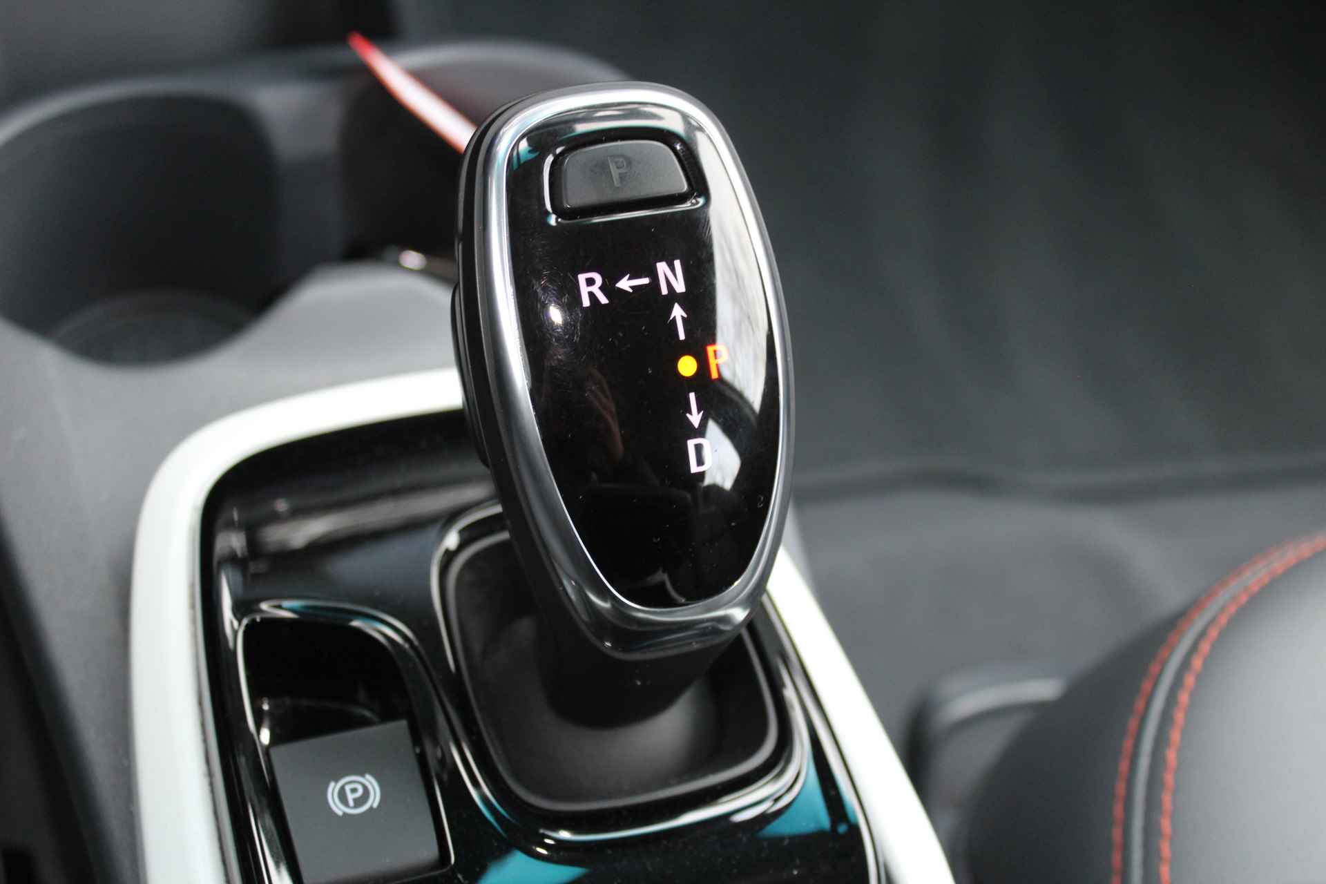 Opel Ampera-E Business executive 60 kWh 204pk | Incl. 1 jaar Garantie | Wegenbelastingvrij tot 2030 | DAB+ | BOSE | Cruise | Stoelverwarming Voor & achter | Apple Carplay | Parkeersensoren V+A | Lederen bekleding | Achteruitrijcamera | Keyless entry/start | Bluetooth | Lane Assist | Stuurverwarming | Dealer onderhouden | - 50/53