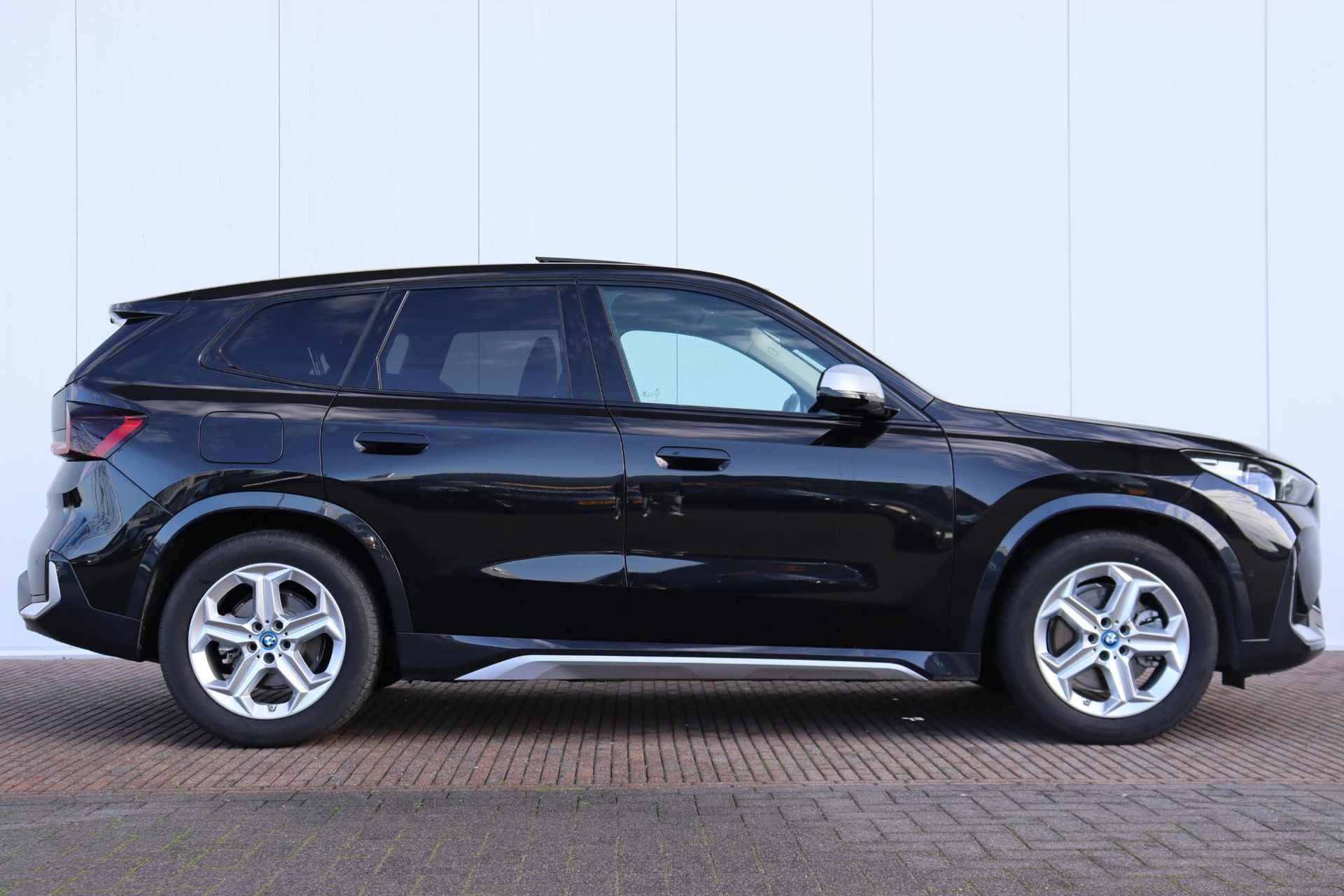 BMW iX1 xDrive30  X Line / Premium Pack / 18 '' / - 4/26