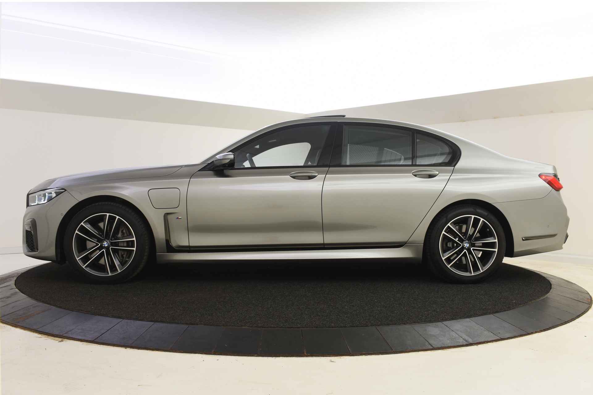 BMW 7 Serie 745e High Executive M Sport Automaat / Schuif-kanteldak / Massagefunctie / Laserlight / Parking Assistant Plus / Active Steering / Soft Close / Active Control - 4/64