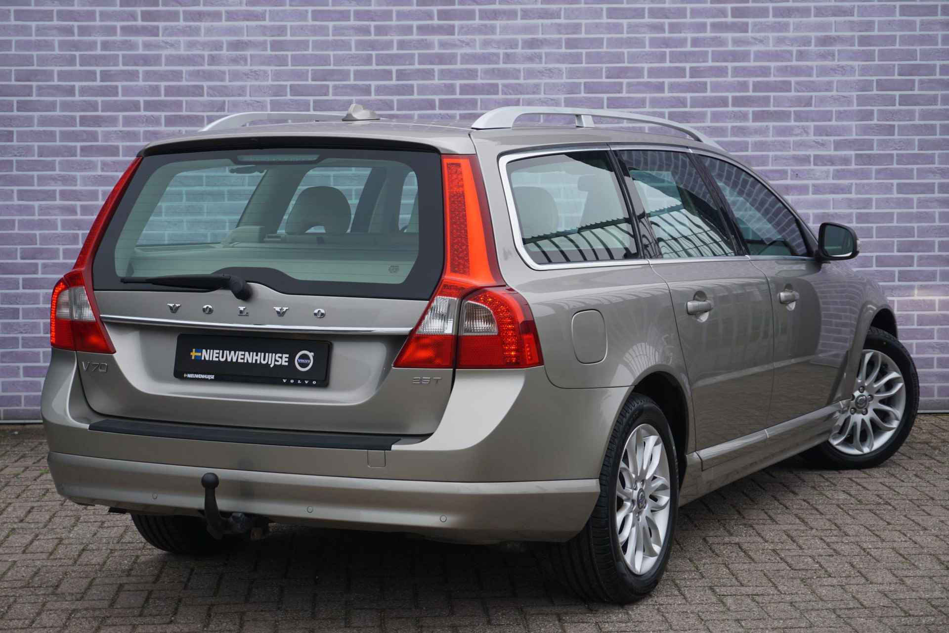 Volvo V70 2.5T Summum | Youngtimer | Trekhaak | Lederen bekleding | Family line | Bi-xenon | Navigatie | CD-wisselaar | Dakrails | Stoelverwarming | - 4/34