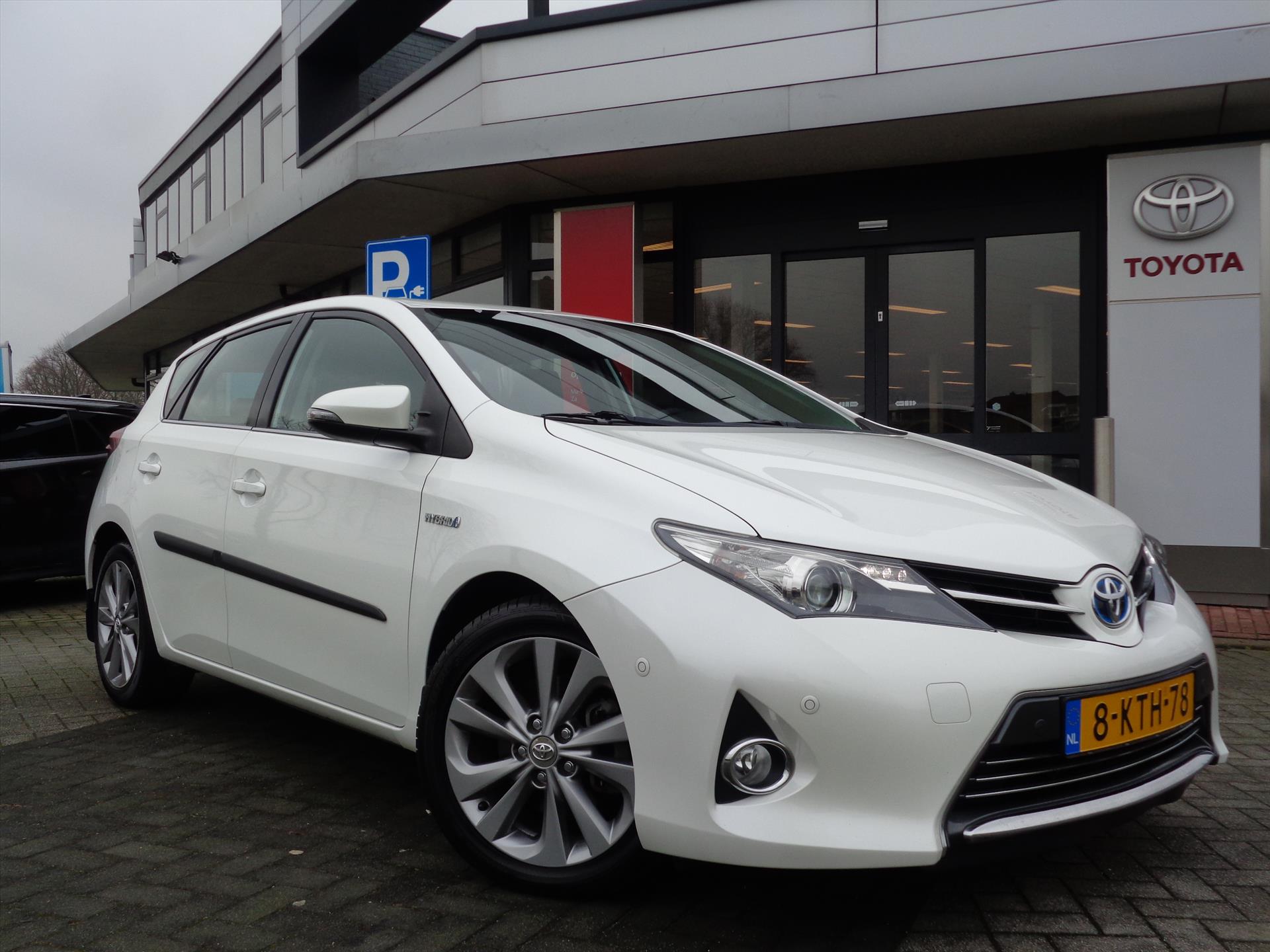 Toyota Auris 1.8 Hybrid CVT Executive | Camera | Trekhaak | Licht en regensensor