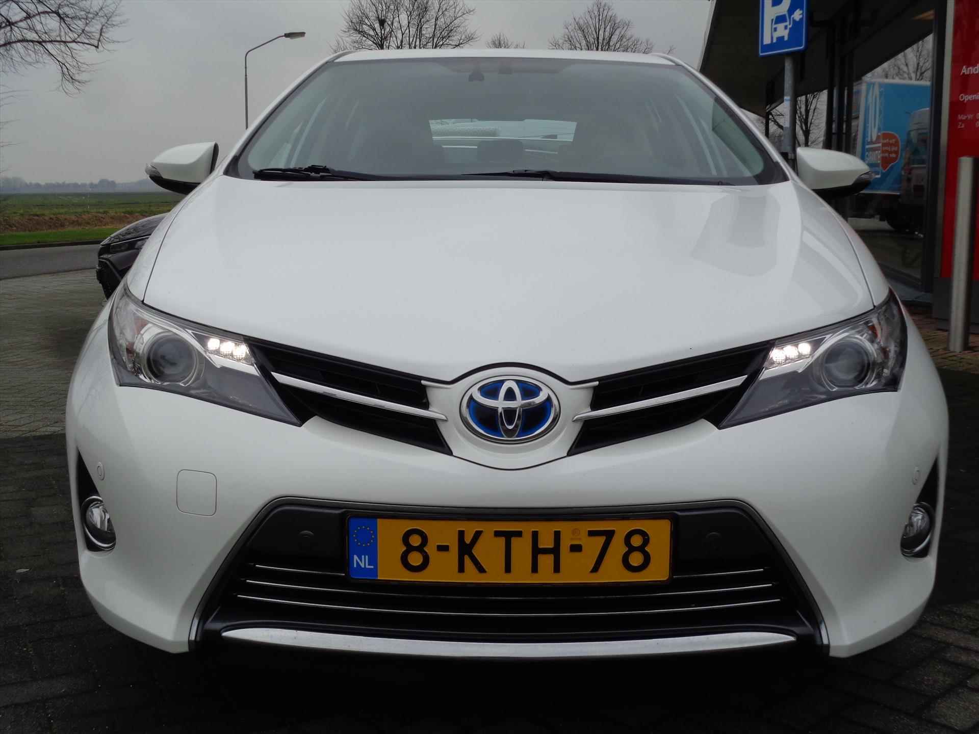 Toyota Auris 1.8 Hybrid CVT Executive | Camera | Trekhaak | Licht en regensensor - 2/27