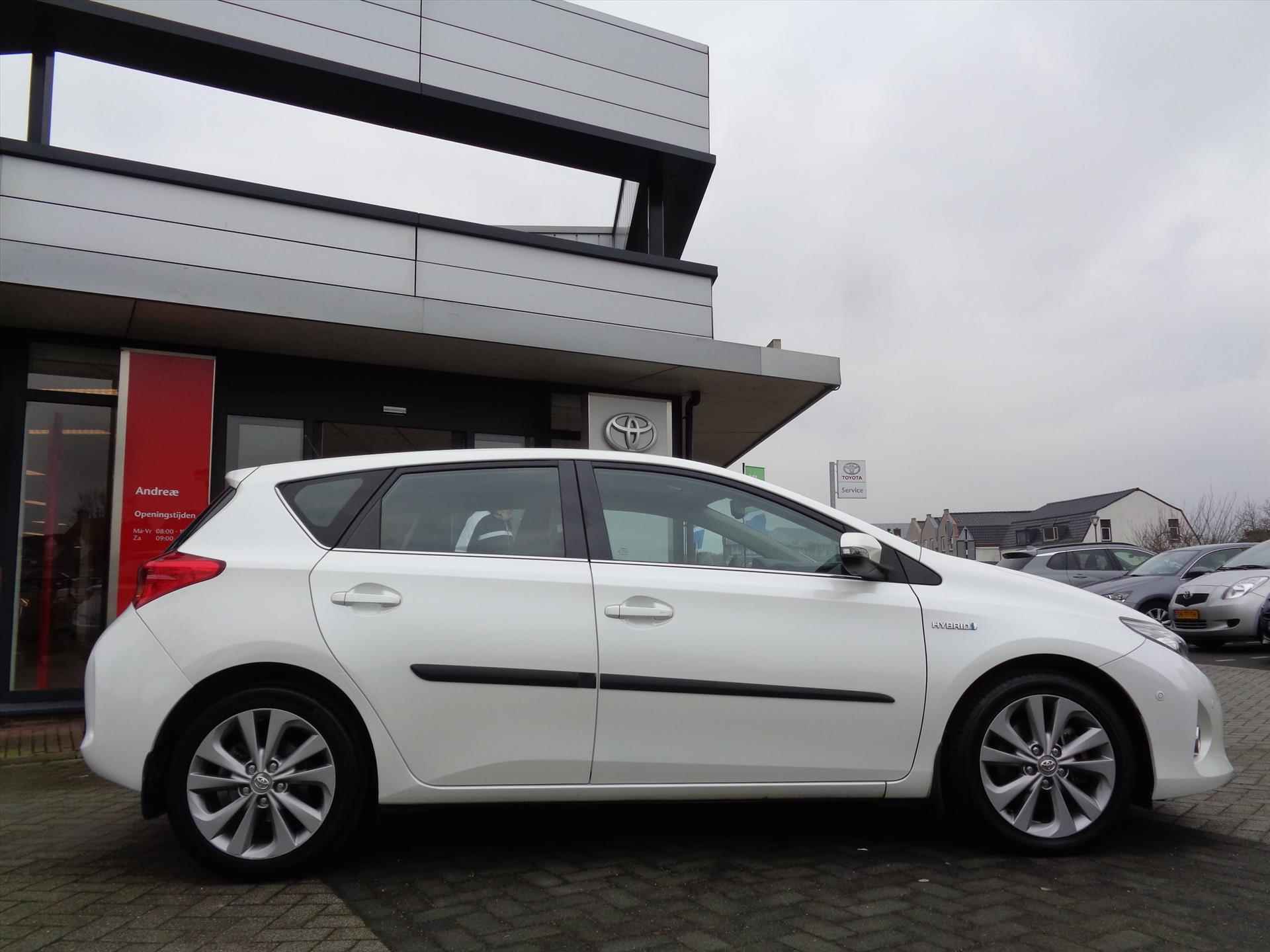 Toyota Auris 1.8 Hybrid CVT Executive | Camera | Trekhaak | Licht en regensensor - 8/27