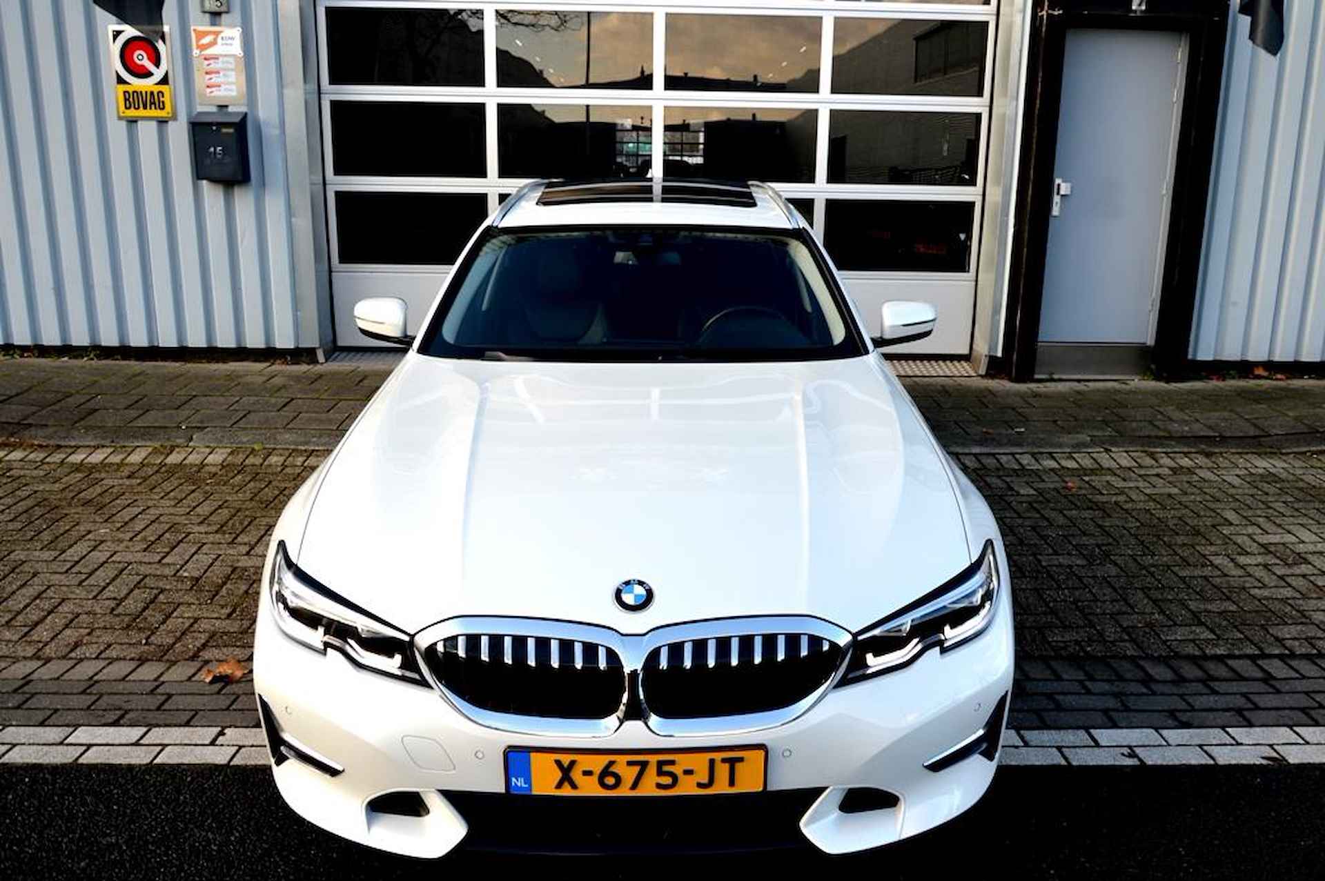 BMW 3-serie Touring 330i xDrive High Executive NAV/LEER/PANO - 6/46