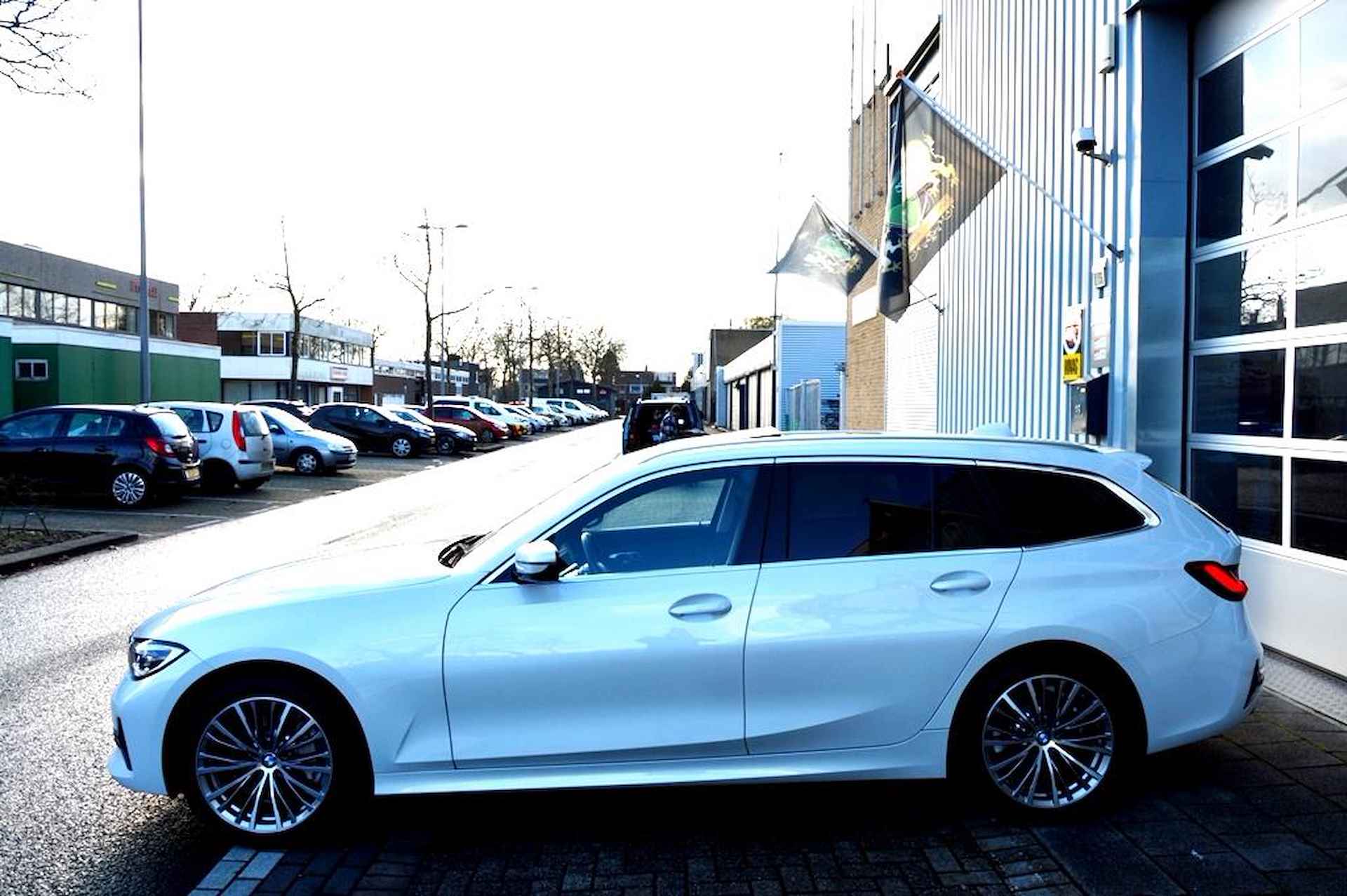 BMW 3-serie Touring 330i xDrive High Executive NAV/LEER/PANO - 16/46