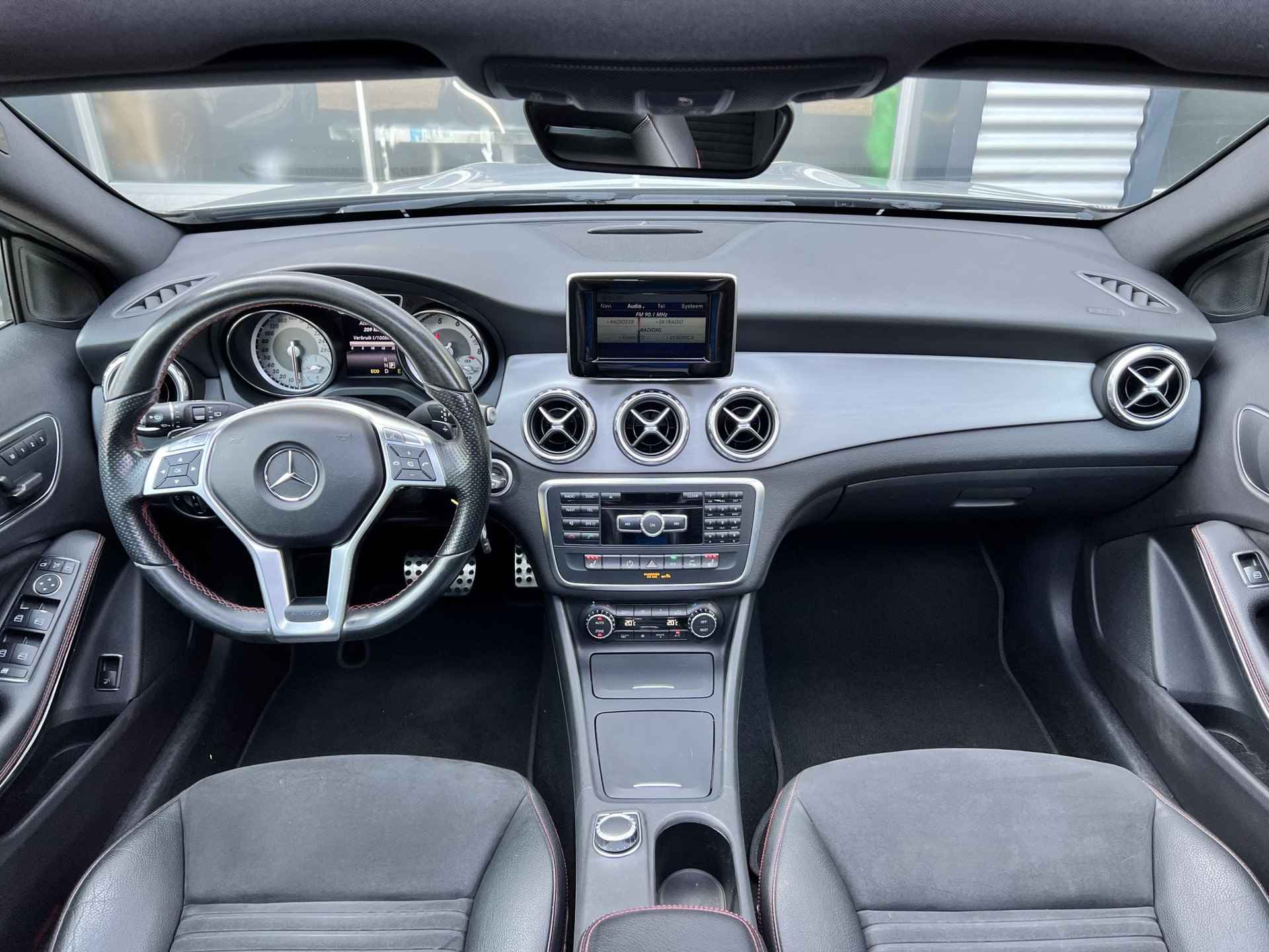 Mercedes-Benz GLA-klasse 200 Ambition Comfort AMG-Line, Panorama Dak, AppleCarplay, Elektr. Stoelen + Mem, Camera, Leder/Alcantara, 19"LM, Stoelverwarming (MET GARANTIE*) - 13/37