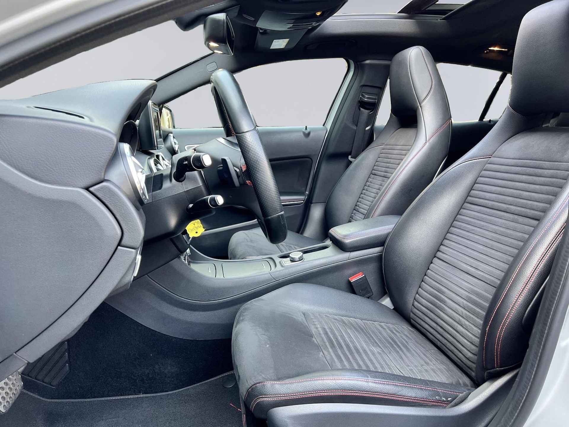 Mercedes-Benz GLA-klasse 200 Ambition Comfort AMG-Line, Panorama Dak, AppleCarplay, Elektr. Stoelen + Mem, Camera, Leder/Alcantara, 19"LM, Stoelverwarming (MET GARANTIE*) - 15/37