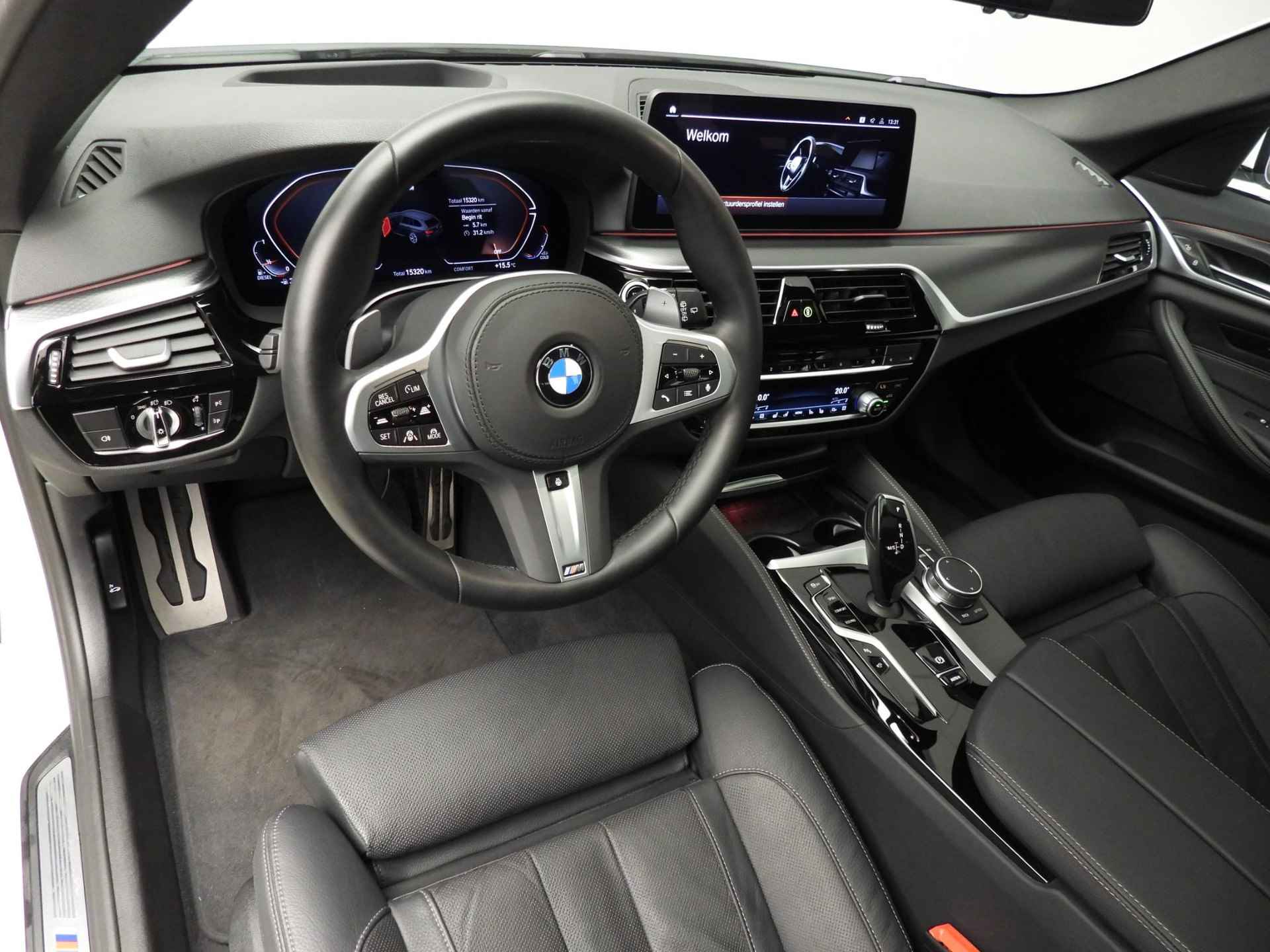 BMW 5 Serie Touring 520d | M-Sportpakket | Laserlicht | Leder | HUD | Schuifdak | Comfortzetels | Keyles go | DAB | Hifi speakers | Alu 18 inch - 7/53