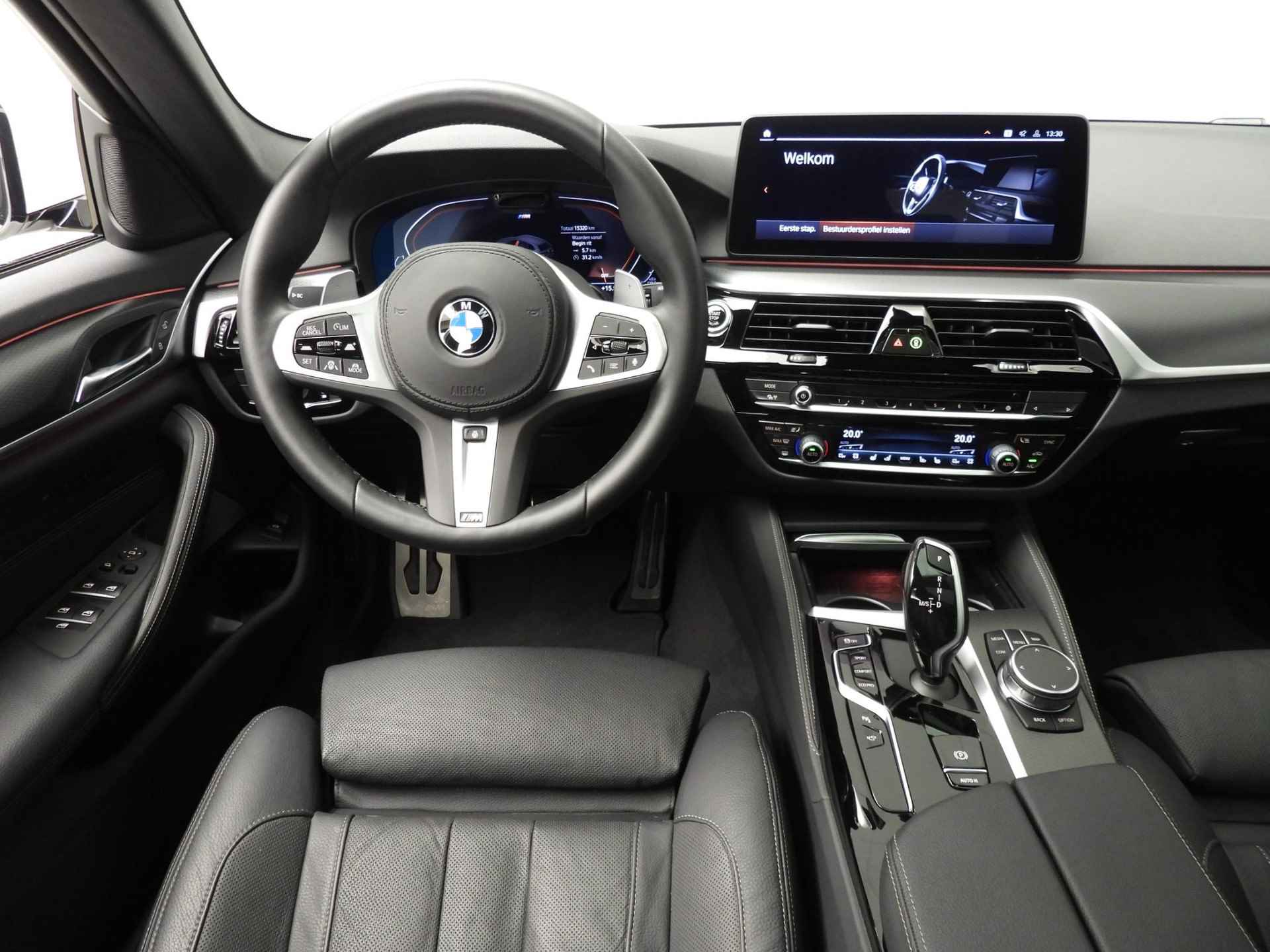 BMW 5 Serie Touring 520d | M-Sportpakket | Laserlicht | Leder | HUD | Schuifdak | Comfortzetels | Keyles go | DAB | Hifi speakers | Alu 18 inch - 11/53