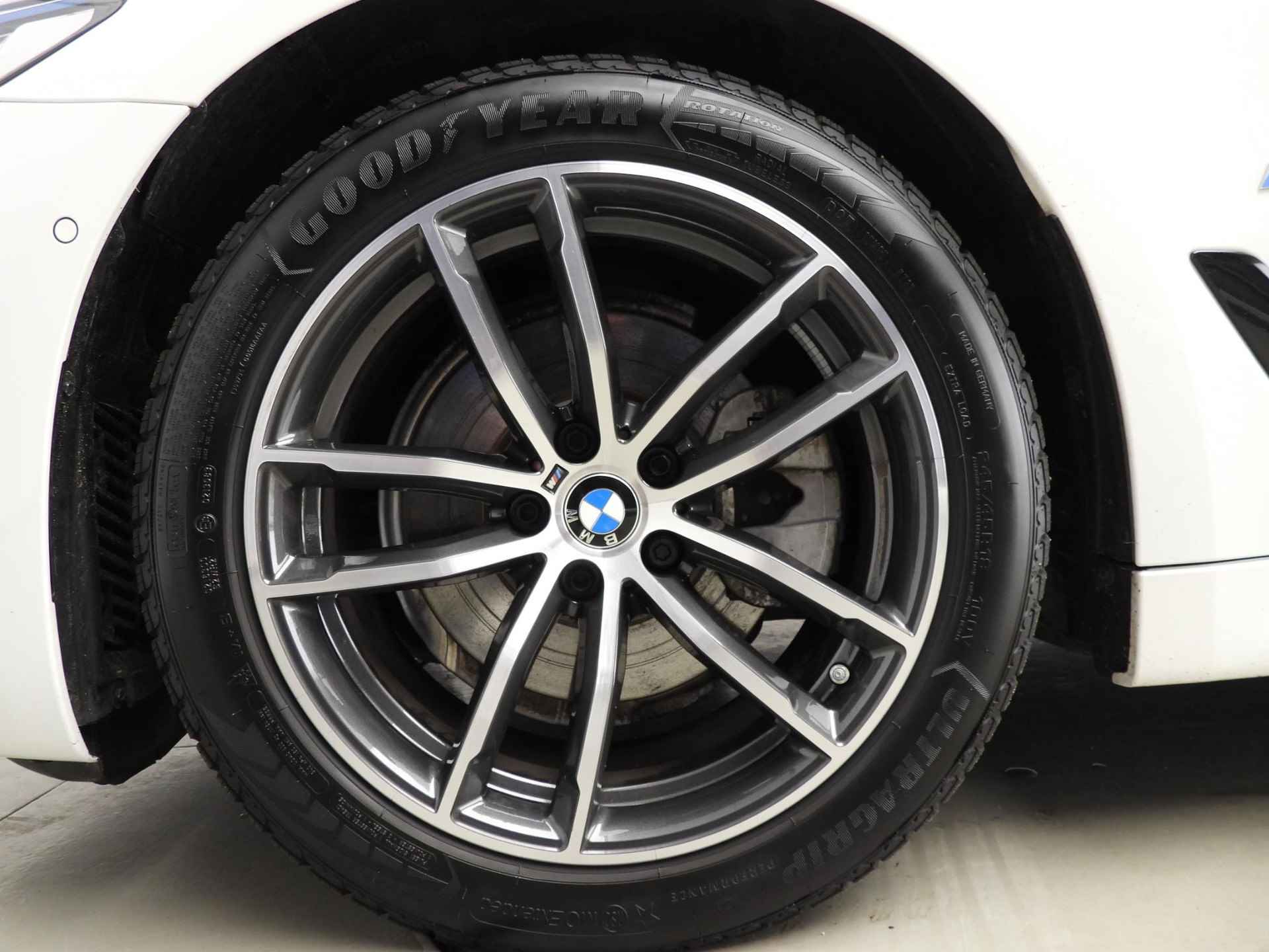 BMW 5 Serie Touring 520d | M-Sportpakket | Laserlicht | Leder | HUD | Schuifdak | Comfortzetels | Keyles go | DAB | Hifi speakers | Alu 18 inch - 52/53