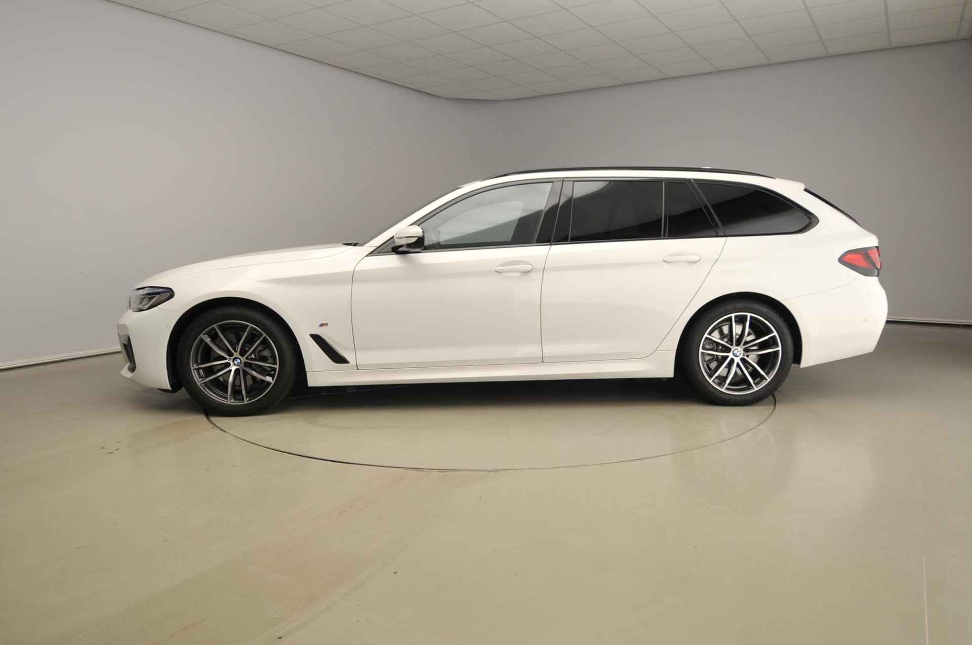 BMW 5 Serie Touring 520d | M-Sportpakket | Laserlicht | Leder | HUD | Schuifdak | Comfortzetels | Keyles go | DAB | Hifi speakers | Alu 18 inch - 3/53