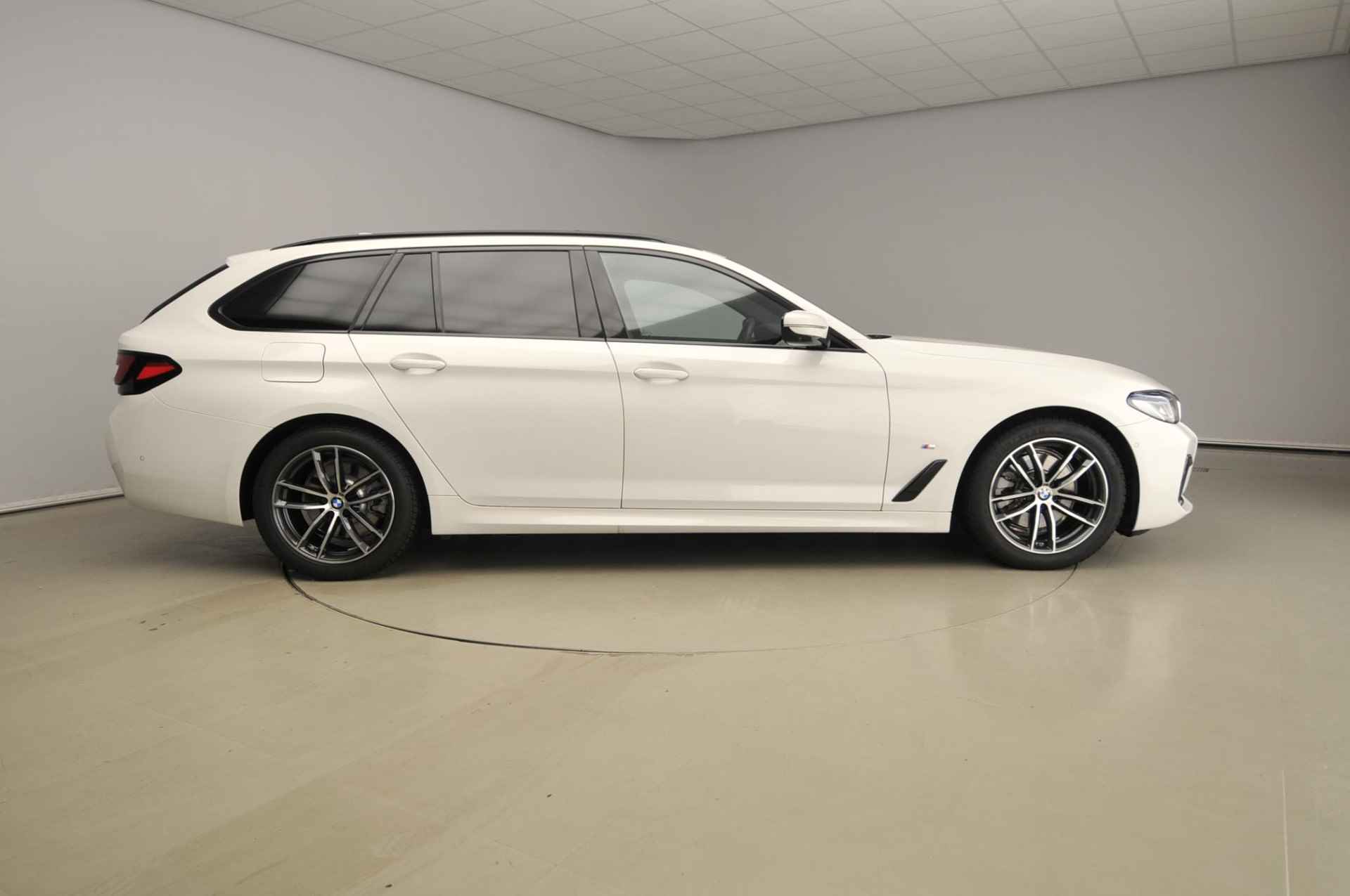 BMW 5 Serie Touring 520d | M-Sportpakket | Laserlicht | Leder | HUD | Schuifdak | Comfortzetels | Keyles go | DAB | Hifi speakers | Alu 18 inch - 5/53