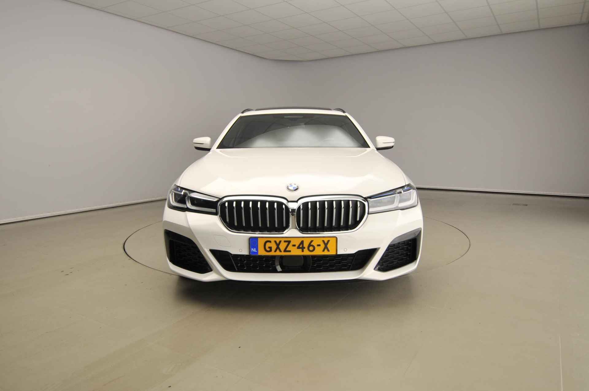 BMW 5 Serie Touring 520d | M-Sportpakket | Laserlicht | Leder | HUD | Schuifdak | Comfortzetels | Keyles go | DAB | Hifi speakers | Alu 18 inch - 6/53