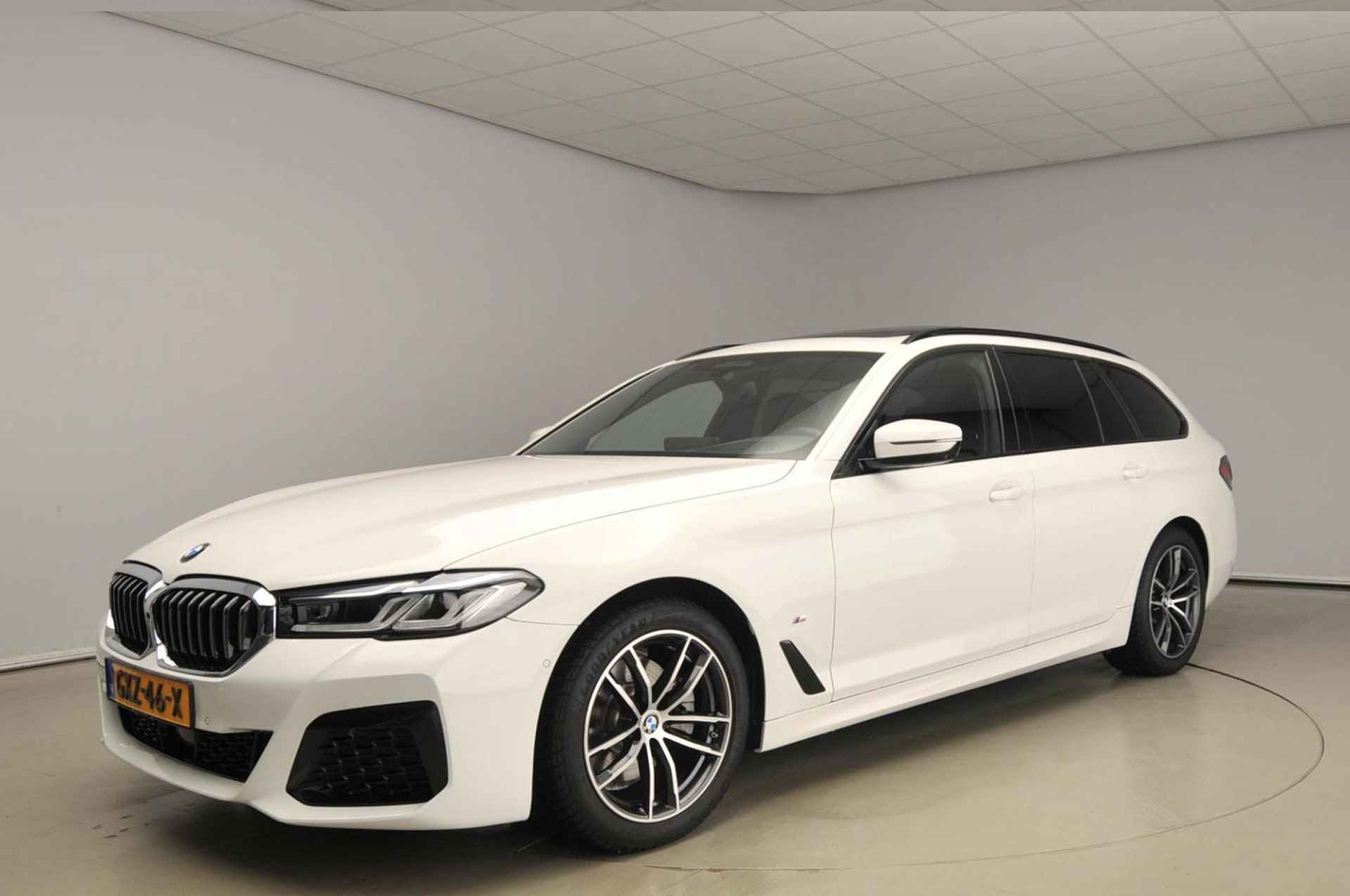 BMW 5 Serie Touring 520d | M-Sportpakket | Laserlicht | Leder | HUD | Schuifdak | Comfortzetels | Keyles go | DAB | Hifi speakers | Alu 18 inch - 53/53