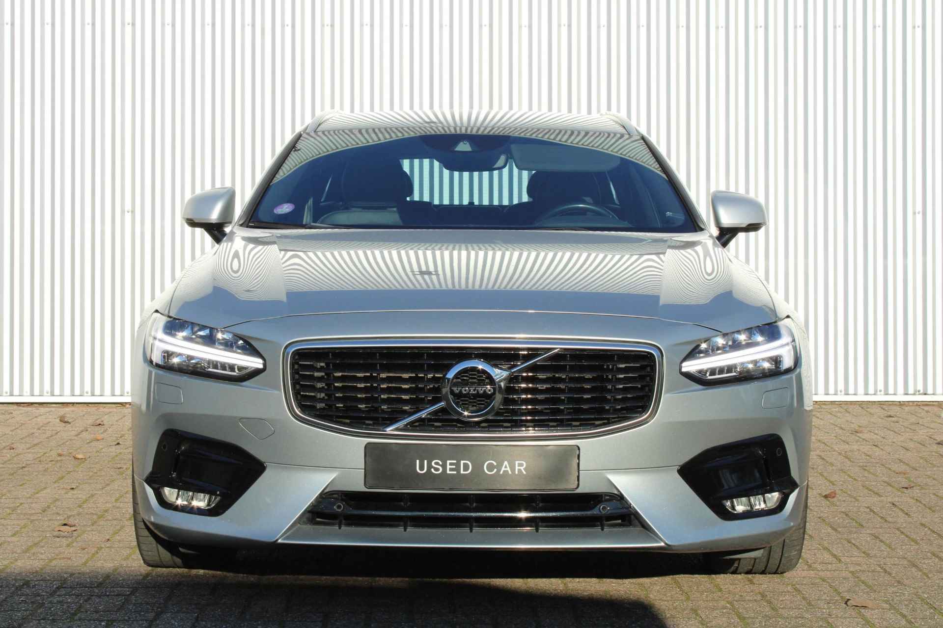 Volvo V90 2.0 T5 R-Design, Full map navigatie, Apple Carplay, Android auto, Full LED koplampen, Adaptieve Cruise Control, Pilot Assist, Semi Elektrische Trekhaak, BLIS, Stoelverwarming voorzijde, Bestuurdersstoel met geheugenfunctie - 2/29