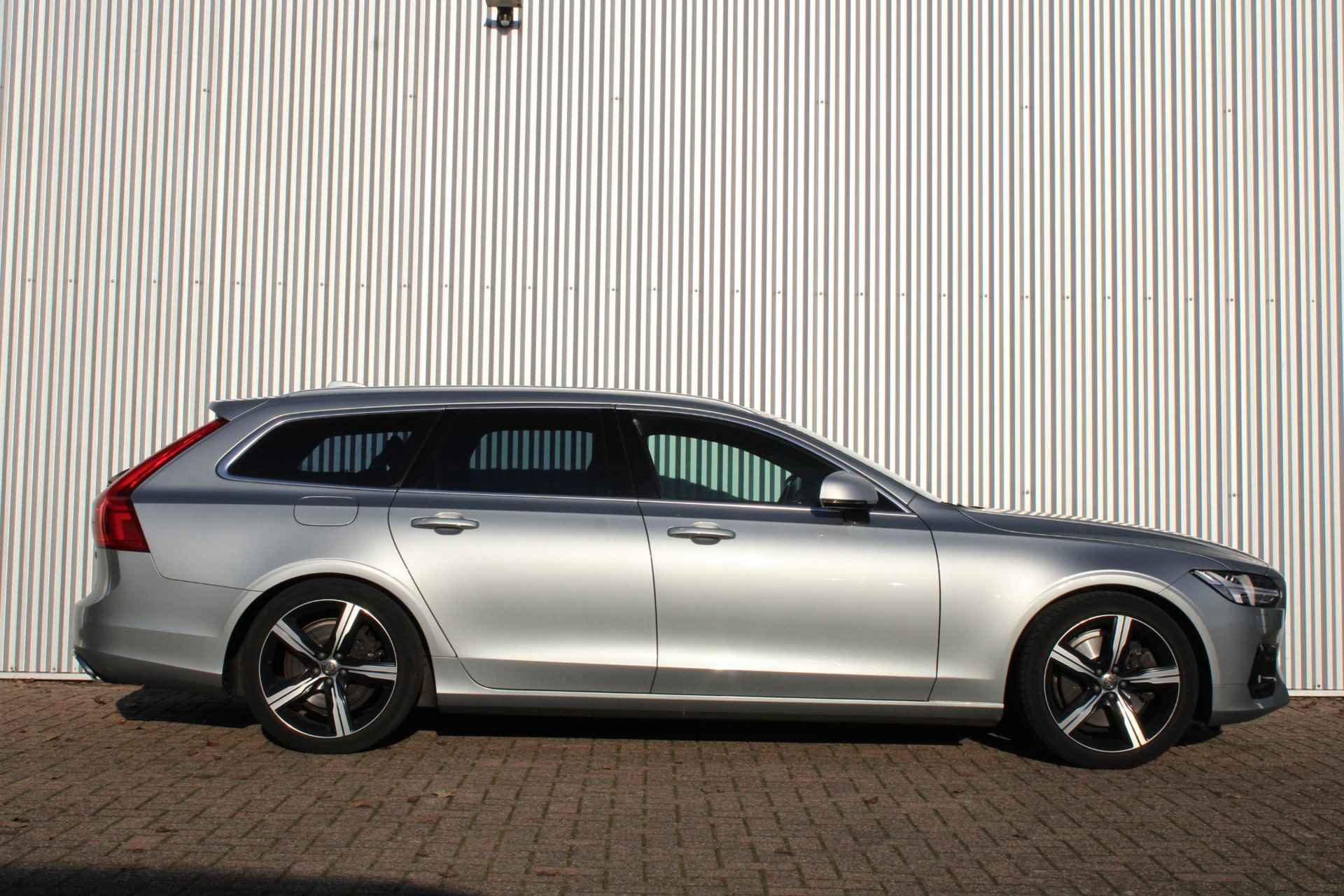 Volvo V90 2.0 T5 R-Design, Full map navigatie, Apple Carplay, Android auto, Full LED koplampen, Adaptieve Cruise Control, Pilot Assist, Semi Elektrische Trekhaak, BLIS, Stoelverwarming voorzijde, Bestuurdersstoel met geheugenfunctie - 3/29