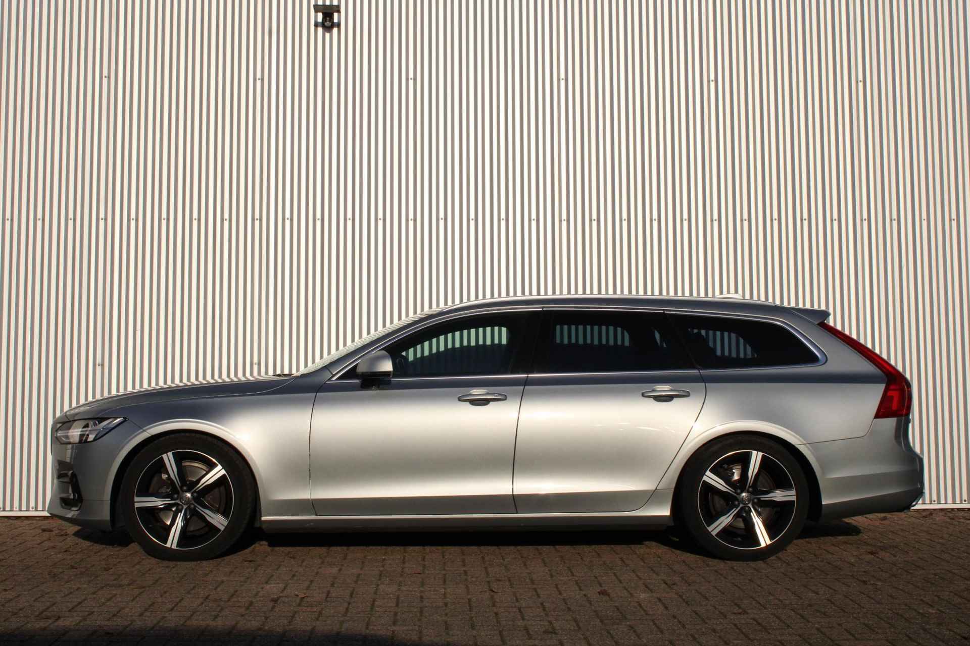 Volvo V90 2.0 T5 R-Design, Full map navigatie, Apple Carplay, Android auto, Full LED koplampen, Adaptieve Cruise Control, Pilot Assist, Semi Elektrische Trekhaak, BLIS, Stoelverwarming voorzijde, Bestuurdersstoel met geheugenfunctie - 4/29