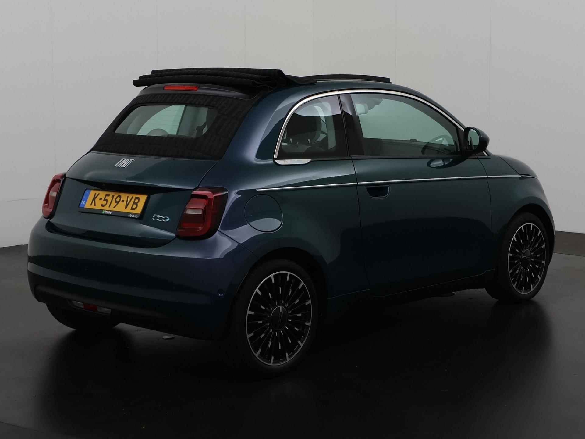 Fiat 500 C La Prima 42 kWh 19.895 na subsidie | Leder | Camera | Carplay | Winter pakket | Zondag open! - 4/34