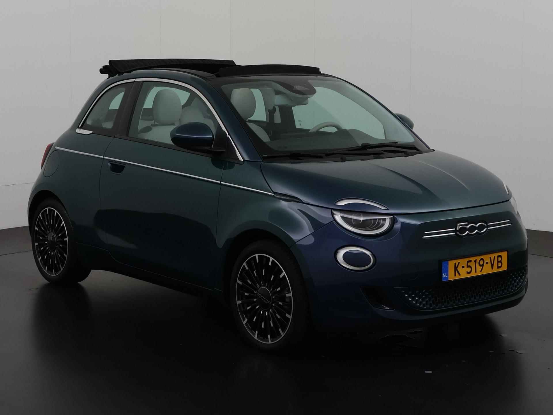 Fiat 500 C La Prima 42 kWh 19.895 na subsidie | Leder | Camera | Carplay | Winter pakket | Zondag open! - 30/34