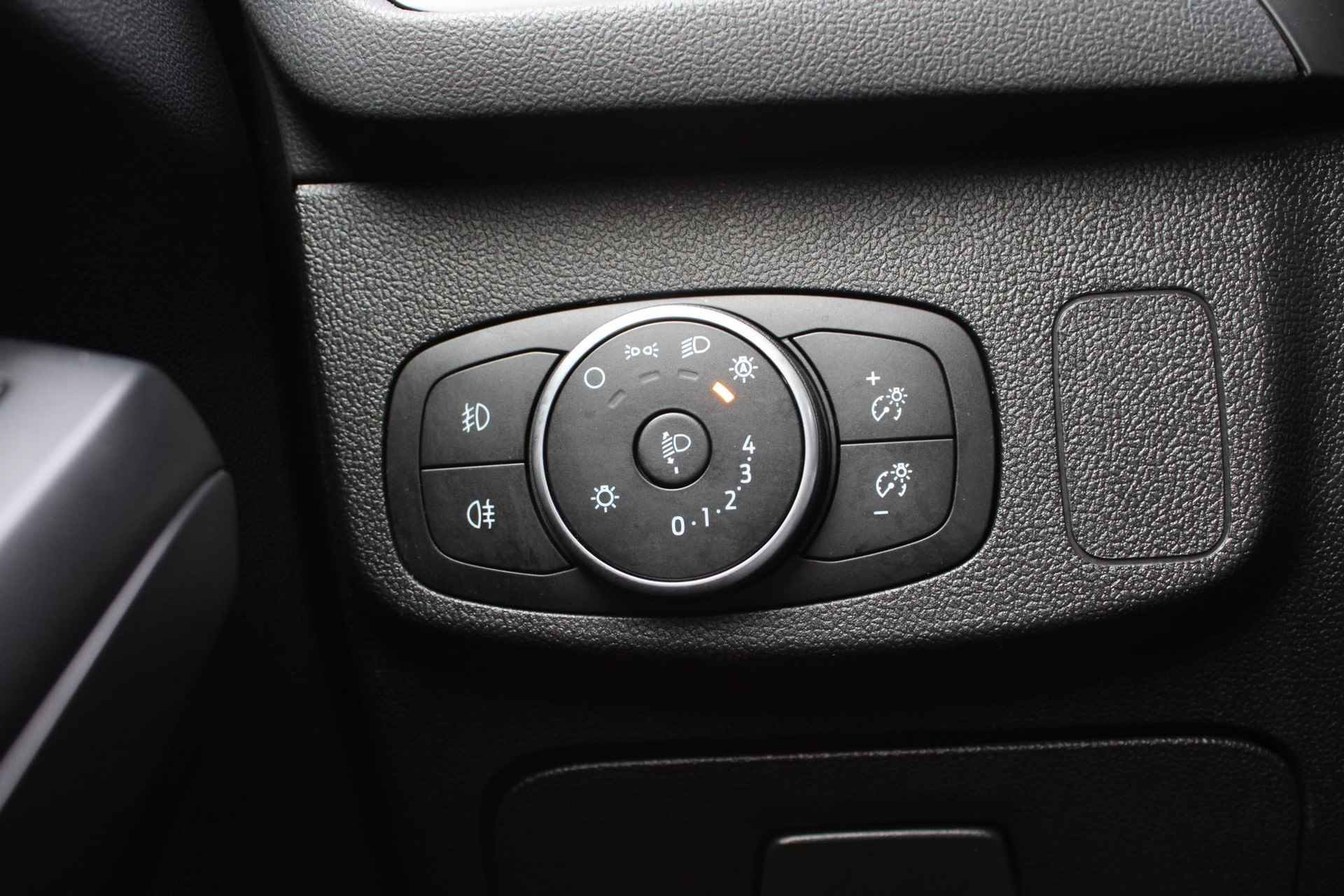 Ford Focus Wagon 1.5 EcoBoost Titanium Business | Stoel + Stuurverwarming | Climate Control | Navigatie | Key-Less | Parkeersensoren Voor + Achter | - 19/42