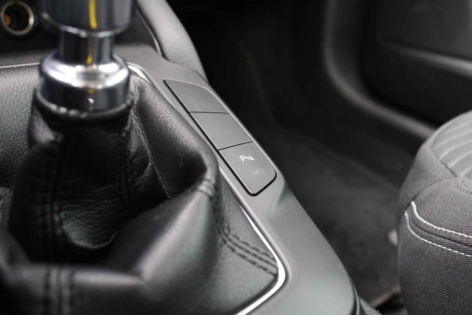 Ford Focus Wagon 1.5 EcoBoost Titanium Business | Stoel + Stuurverwarming | Climate Control | Navigatie | Key-Less | Parkeersensoren Voor + Achter | - 29/42