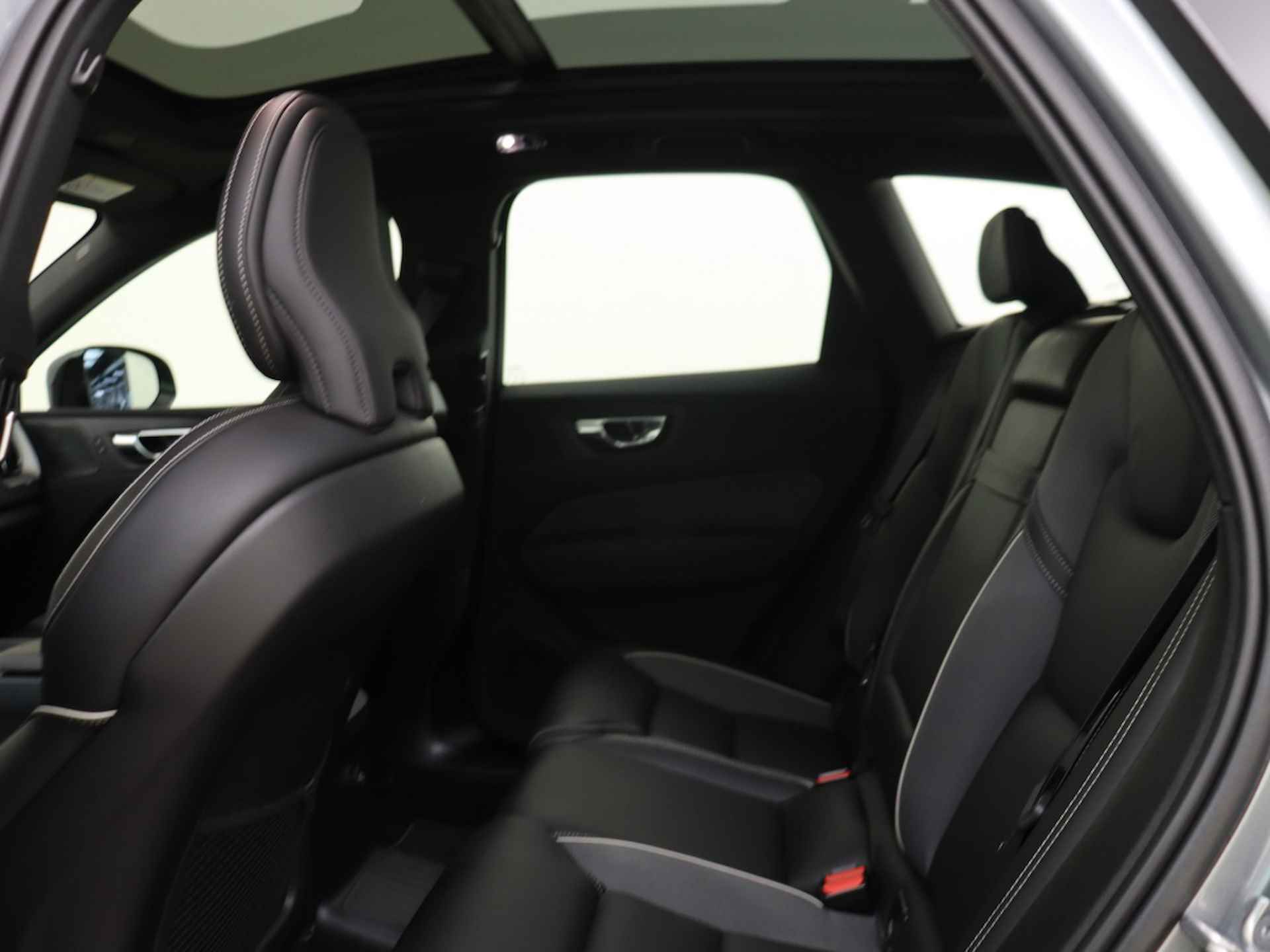 Volvo XC60 2.0 T8 AWD R-Design | 360 Camera | Panoramadak | Leder + Memory - 9/35