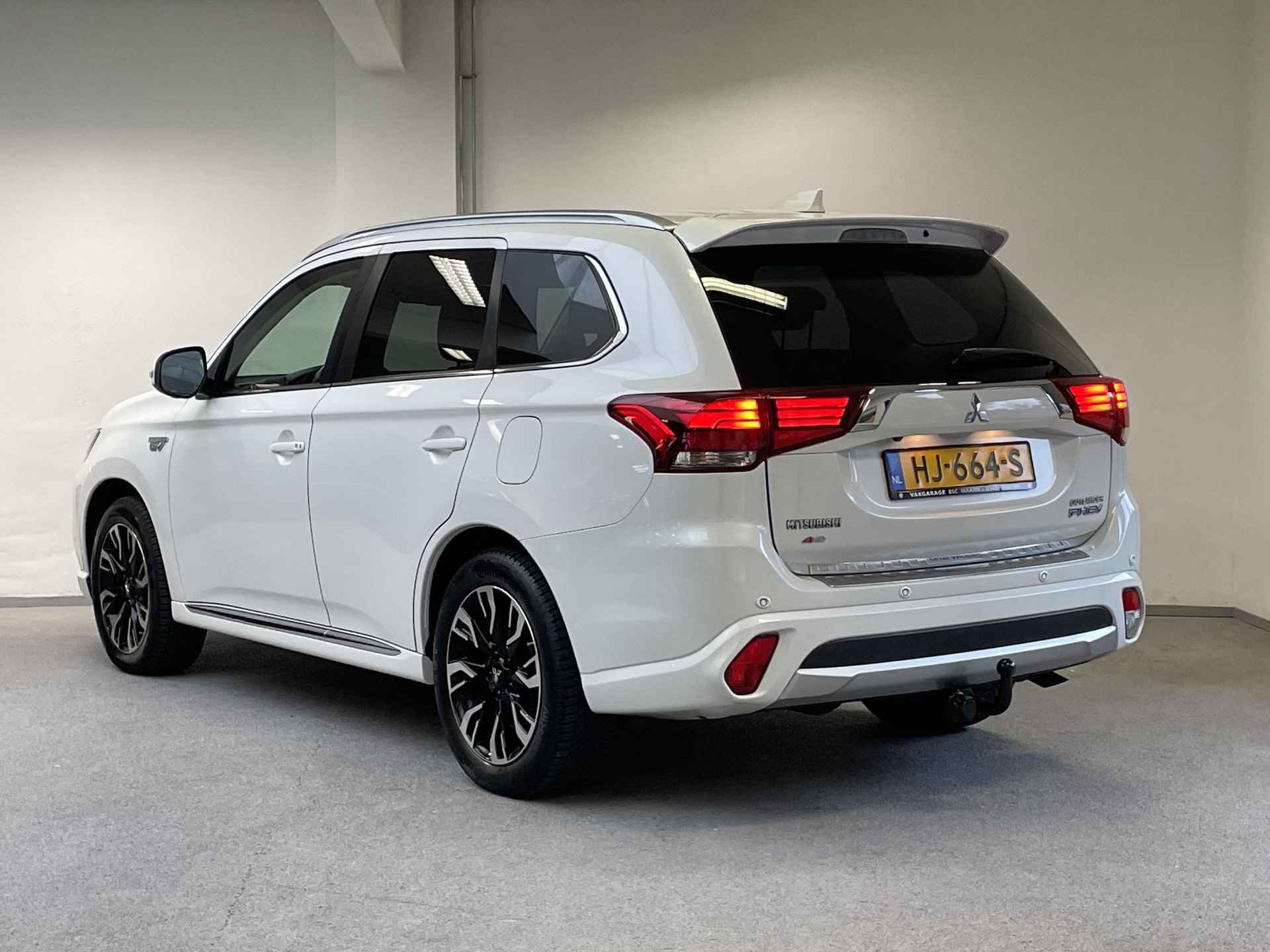 Mitsubishi Outlander 2.0 PHEV Instyle+ | TREKHAAK | SCHUIFDAK | 360 CAMERA | LEDER | - 9/52