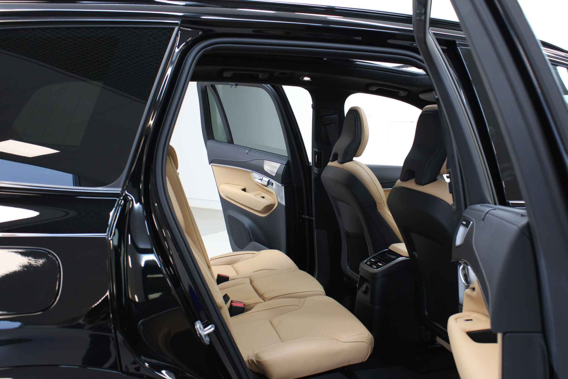 Volvo XC90 T8 455PK AWD Ultra Dark | Full Options | HEICO | B&W Audio | Luchtv | Massage | Gelam Glas - 70/86