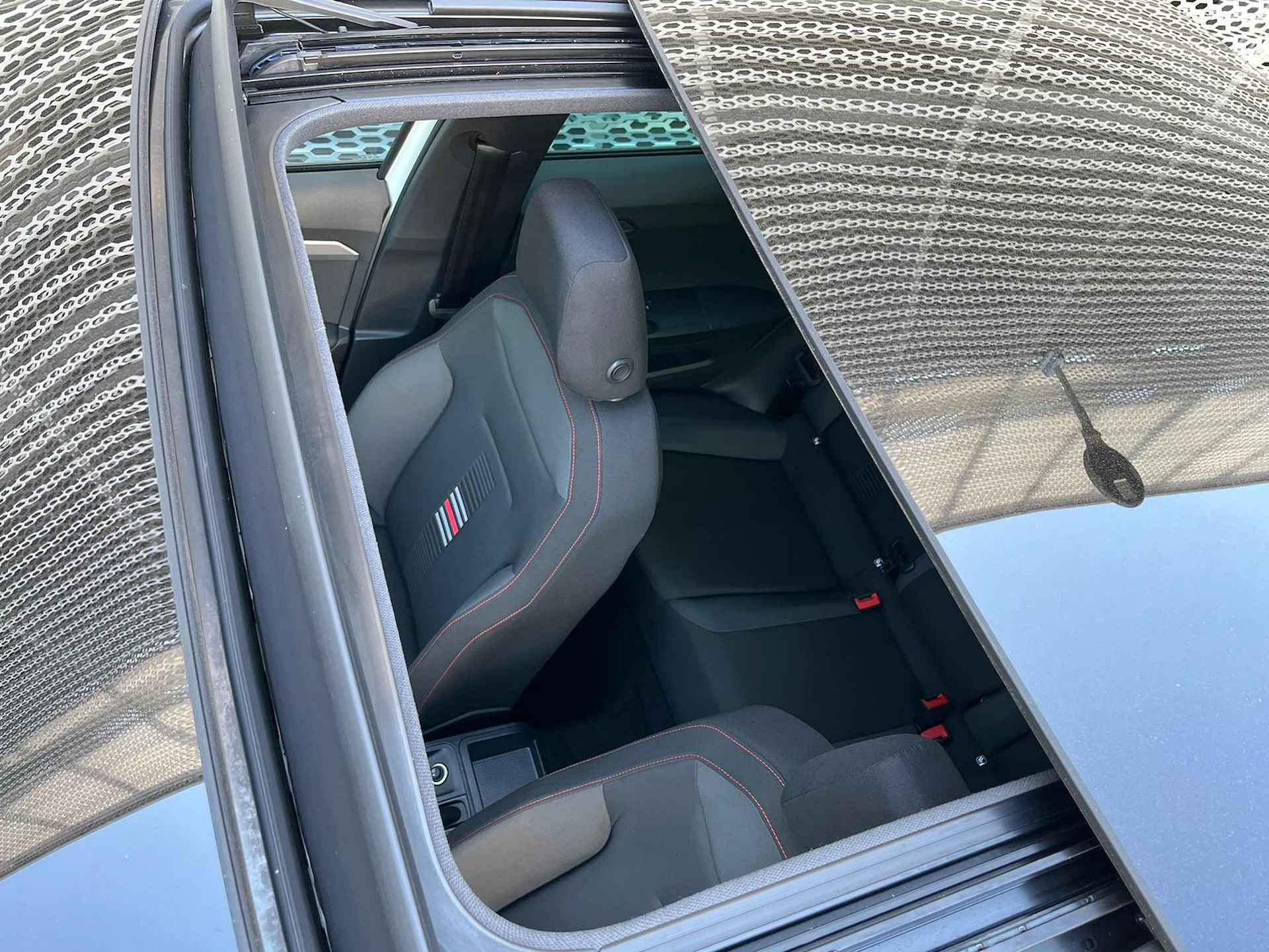 SEAT Ibiza 1.0 TSI 116pk DSG FR Business Intense / Panoramadak / 18" LMV / Navi / Camera / Keyless / Stoelverwarming / LED P4 - 30/32