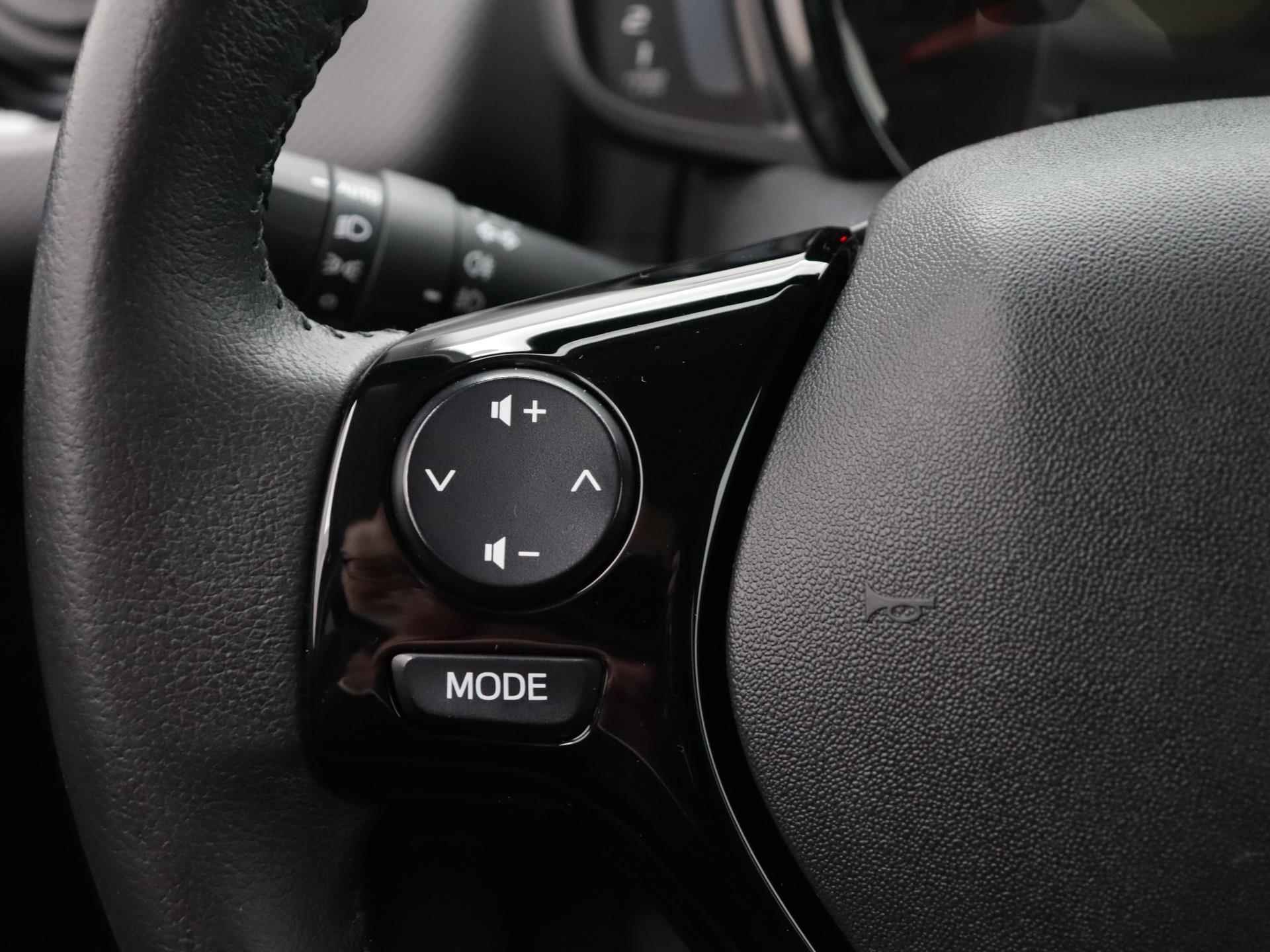 Peugeot 108 Allure TOP! 72pk | Navigatie Via AppleCarPlay/AndroidAuto | Camera | Elektrisch Vouwdak | Climate Control | Licht Metalen Velgen 15" - 24/37
