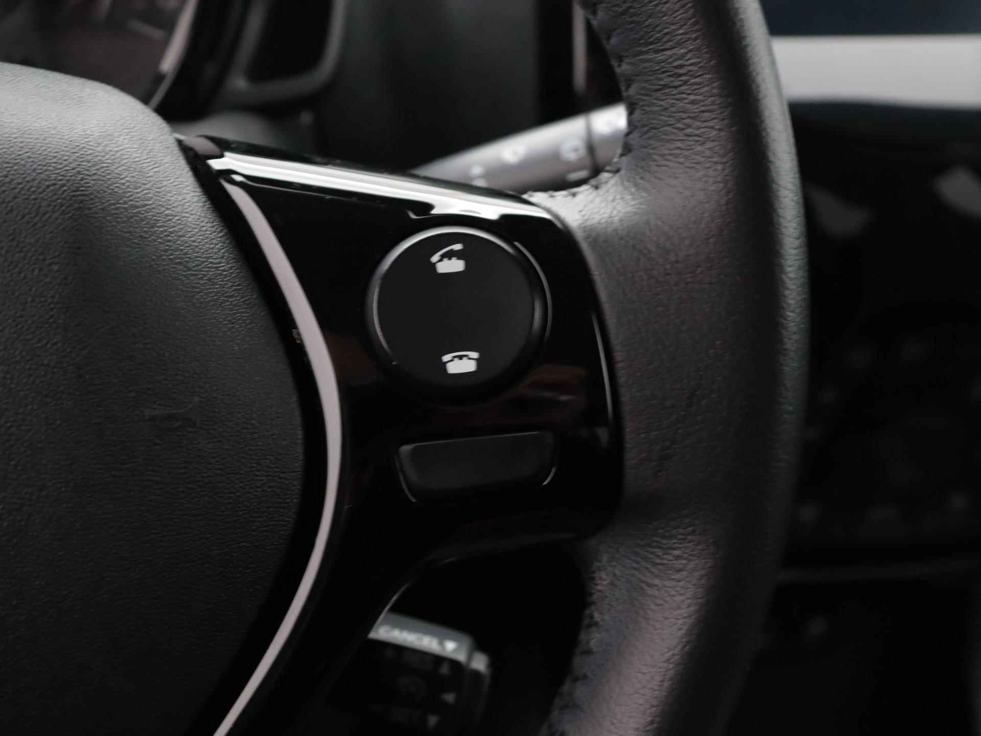 Peugeot 108 Allure TOP! 72pk | Navigatie Via AppleCarPlay/AndroidAuto | Camera | Elektrisch Vouwdak | Climate Control | Licht Metalen Velgen 15" - 25/37