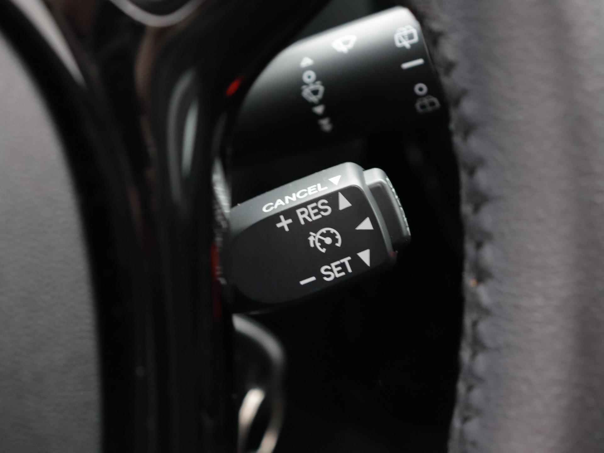 Peugeot 108 Allure TOP! 72pk | Navigatie Via AppleCarPlay/AndroidAuto | Camera | Elektrisch Vouwdak | Climate Control | Licht Metalen Velgen 15" - 26/37