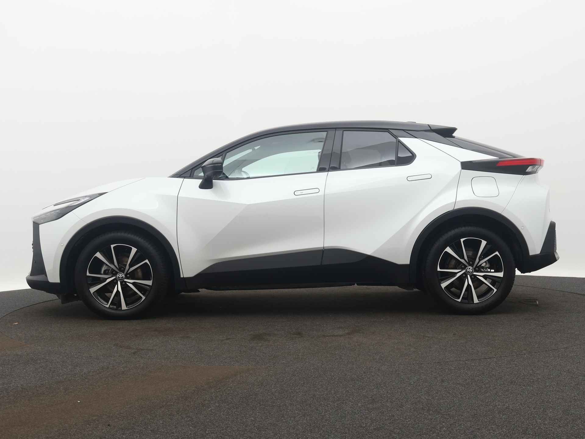 Toyota C-HR 1.8 Hybrid 140 First Edition | Navigatie | 360 Camera | Parkeersensoren | LM velgen | Climate Control | verkocht ovv FL RR - 4/45