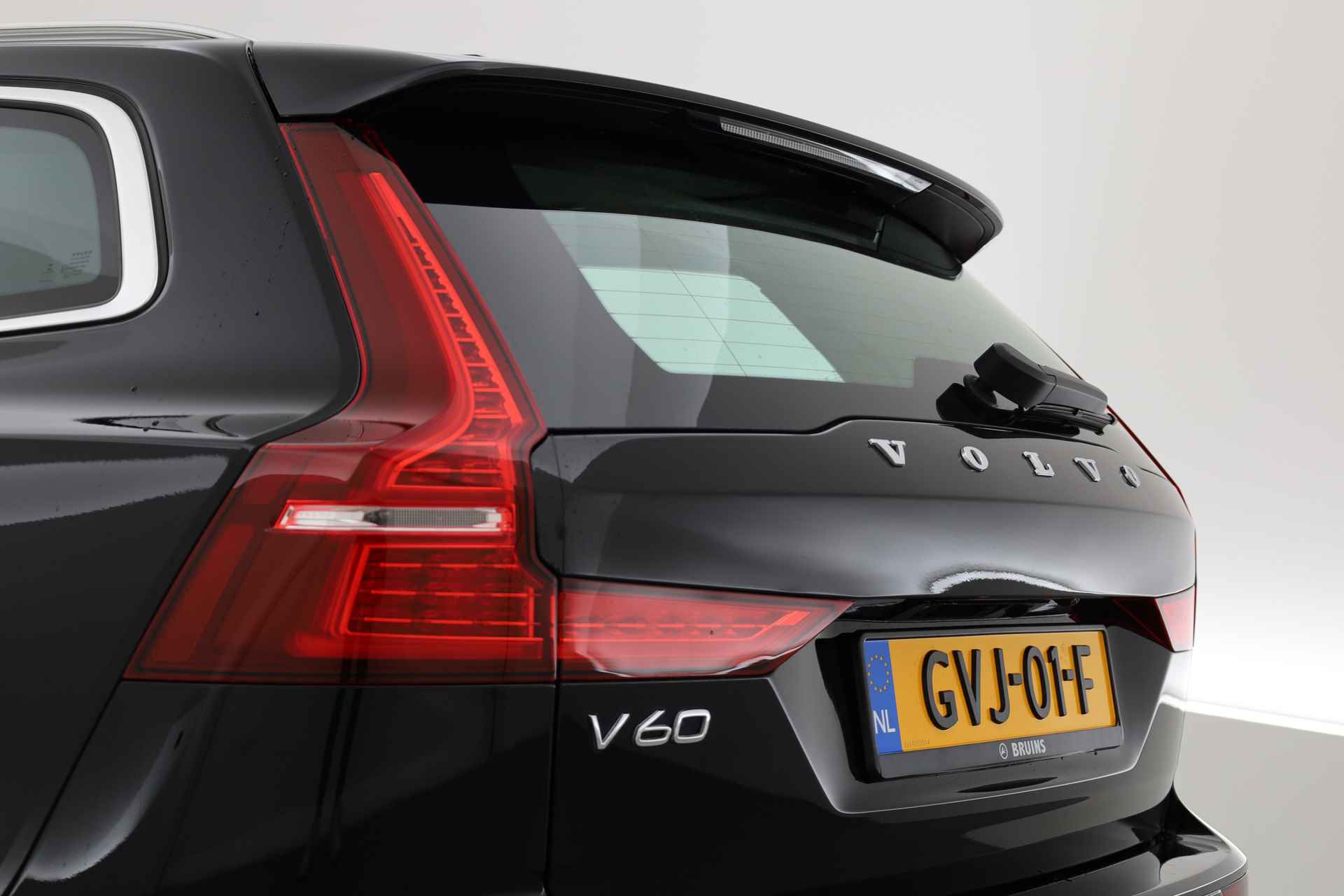 Volvo V60 2.0 T6 Recharge AWD Inscription | Voorruit- Stuur- Stoelverwarming | Camera | - 27/28